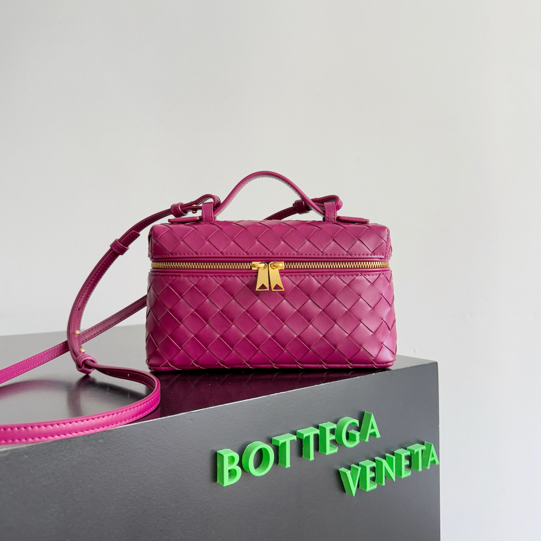  Bottega Veneta 麂皮系列25秋冬编织拉链斜挎包 一款可以做化妆包的斜挎包包，精致的编织，