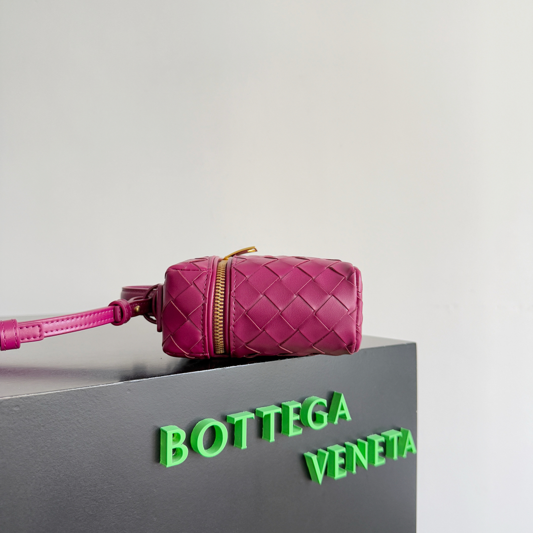  Bottega Veneta 麂皮系列25秋冬编织拉链斜挎包 一款可以做化妆包的斜挎包包，精致的编织，