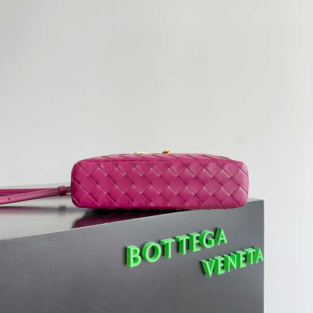  Bottega Veneta 麂皮系列25秋冬编织拉链斜挎包 一款可以做化妆包的斜挎包包，精致的编织，