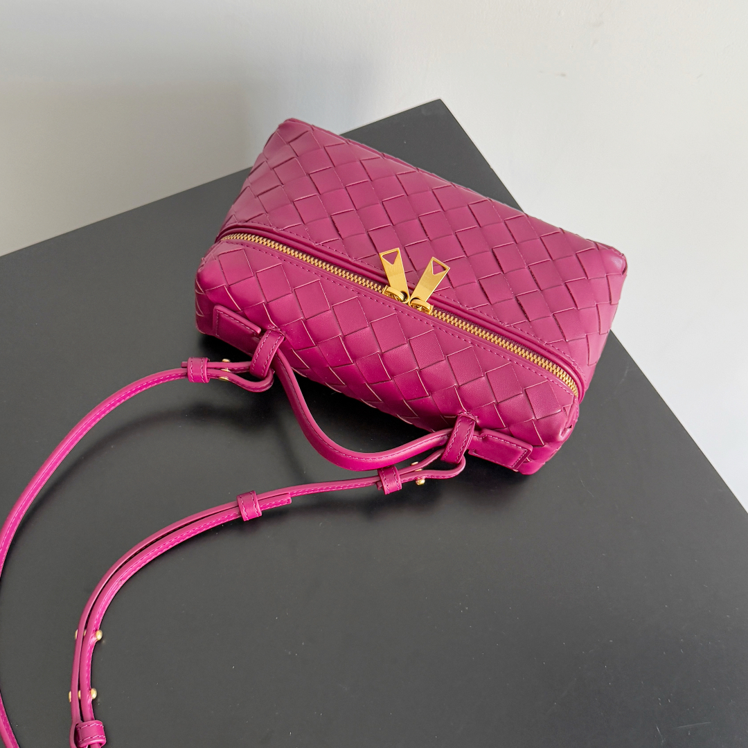  Bottega Veneta 麂皮系列25秋冬编织拉链斜挎包 一款可以做化妆包的斜挎包包，精致的编织，