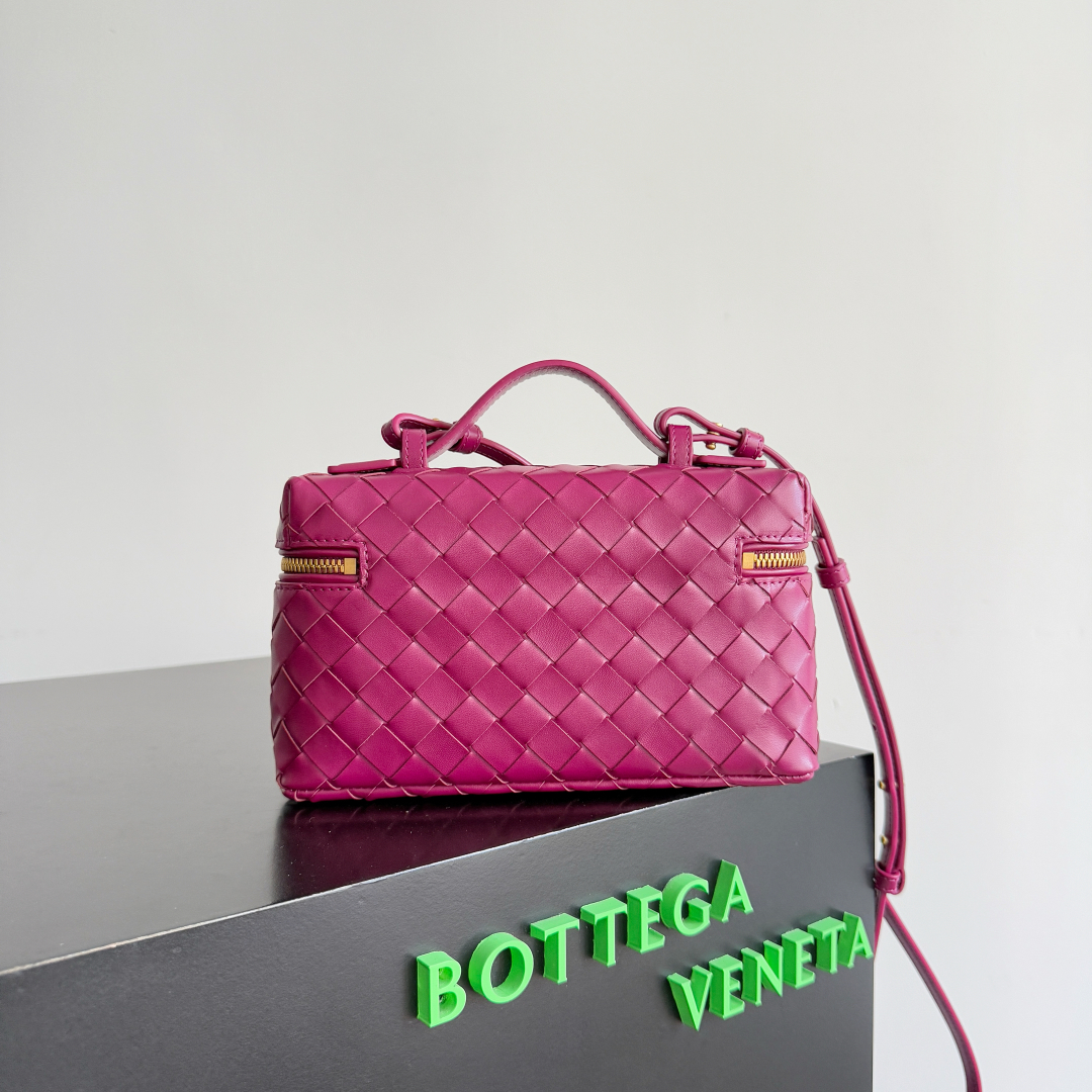  Bottega Veneta 麂皮系列25秋冬编织拉链斜挎包 一款可以做化妆包的斜挎包包，精致的编织，
