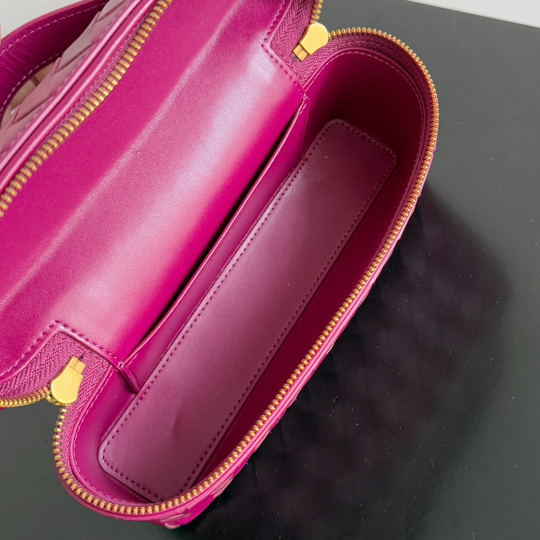  Bottega Veneta 麂皮系列25秋冬编织拉链斜挎包 一款可以做化妆包的斜挎包包，精致的编织，