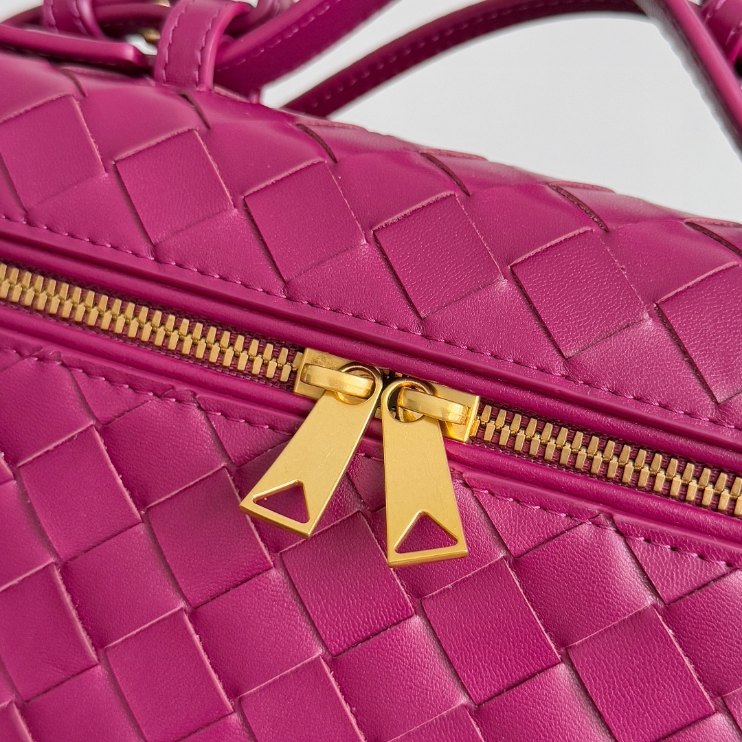  Bottega Veneta 麂皮系列25秋冬编织拉链斜挎包 一款可以做化妆包的斜挎包包，精致的编织，