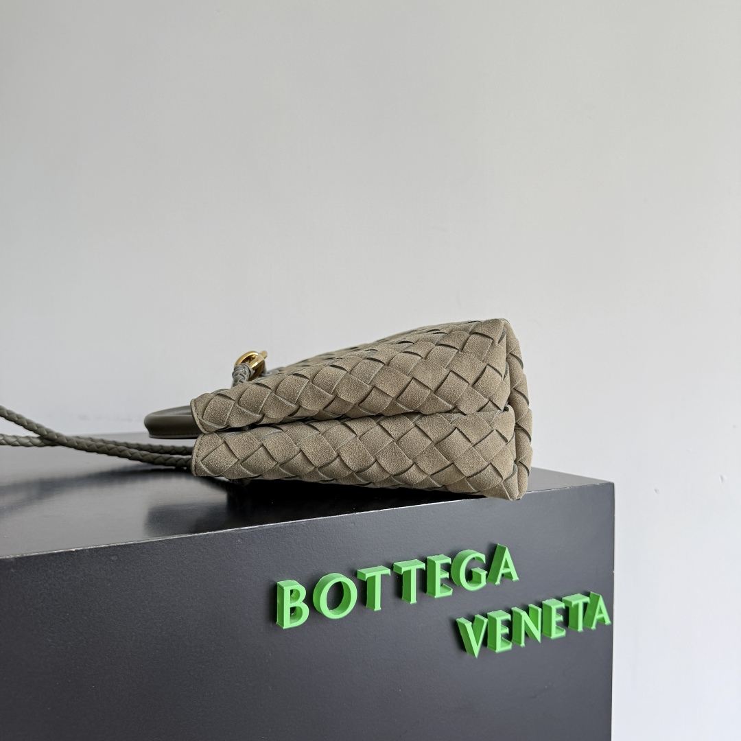 BV的2023新款Andiamo出货啦‼️真的实火🔥Bottega Veneta 本季推出的新款Andiamo编织手袋真的是火遍全球！！海内外明星纷纷上身，奥斯卡影后杨紫琼都带它出街，宋佳、崔雅拉、俞飞鸿、三吉彩花、Rosie Hunting-Whiteley 、吉冈里帆等等都pick过这款的包包，经典百搭很显气质，而且包包容量也很大，日常通勤非常方便！！多种背法，肩带可自己调节，原厂小羊皮手感柔软细腻，中性风格的打造，打破性别界限，带来更实用、更持久的使用体验
兼具优雅与休闲风格的Andiamo完美诠释“时尚老钱风”
的本貌
款号：743568（麂皮）
尺寸：25*22*10.5cm