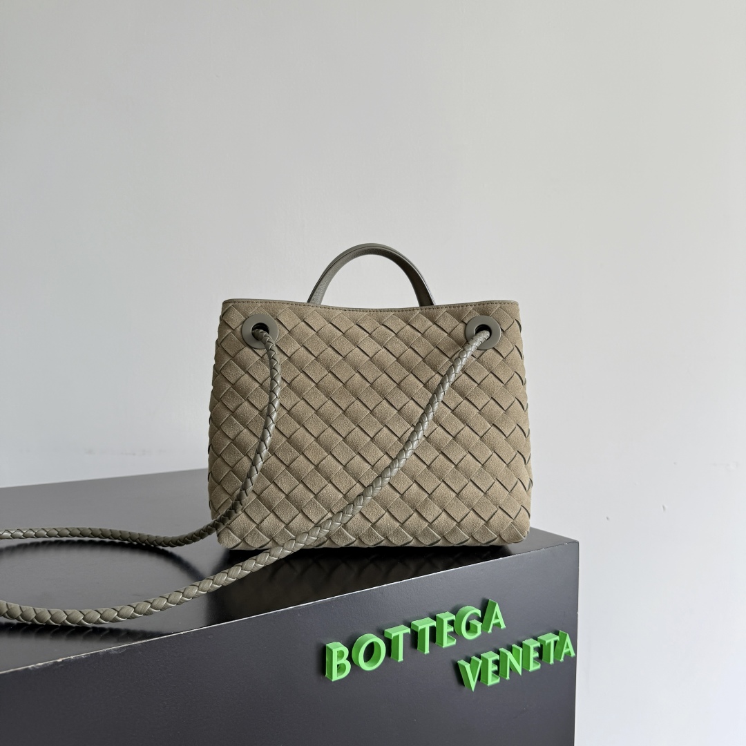 BV的2023新款Andiamo出货啦‼️真的实火🔥Bottega Veneta 本季推出的新款Andiamo编织手袋真的是火遍全球！！海内外明星纷纷上身，奥斯卡影后杨紫琼都带它出街，宋佳、崔雅拉、俞飞鸿、三吉彩花、Rosie Hunting-Whiteley 、吉冈里帆等等都pick过这款的包包，经典百搭很显气质，而且包包容量也很大，日常通勤非常方便！！多种背法，肩带可自己调节，原厂小羊皮手感柔软细腻，中性风格的打造，打破性别界限，带来更实用、更持久的使用体验
兼具优雅与休闲风格的Andiamo完美诠释“时尚老钱风”
的本貌
款号：743568（麂皮）
尺寸：25*22*10.5cm