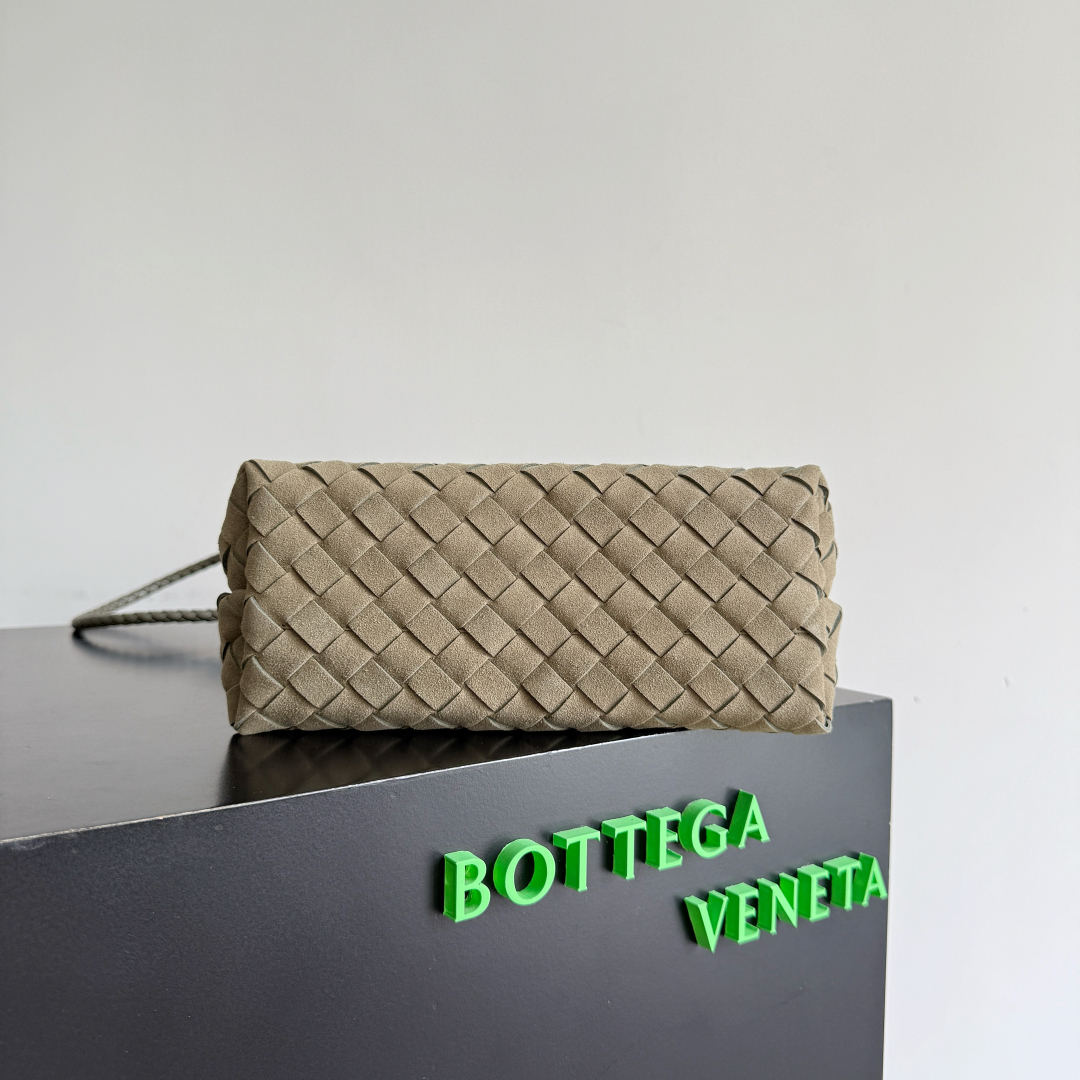 BV的2023新款Andiamo出货啦‼️真的实火🔥Bottega Veneta 本季推出的新款Andiamo编织手袋真的是火遍全球！！海内外明星纷纷上身，奥斯卡影后杨紫琼都带它出街，宋佳、崔雅拉、俞飞鸿、三吉彩花、Rosie Hunting-Whiteley 、吉冈里帆等等都pick过这款的包包，经典百搭很显气质，而且包包容量也很大，日常通勤非常方便！！多种背法，肩带可自己调节，原厂小羊皮手感柔软细腻，中性风格的打造，打破性别界限，带来更实用、更持久的使用体验
兼具优雅与休闲风格的Andiamo完美诠释“时尚老钱风”
的本貌
款号：743568（麂皮）
尺寸：25*22*10.5cm