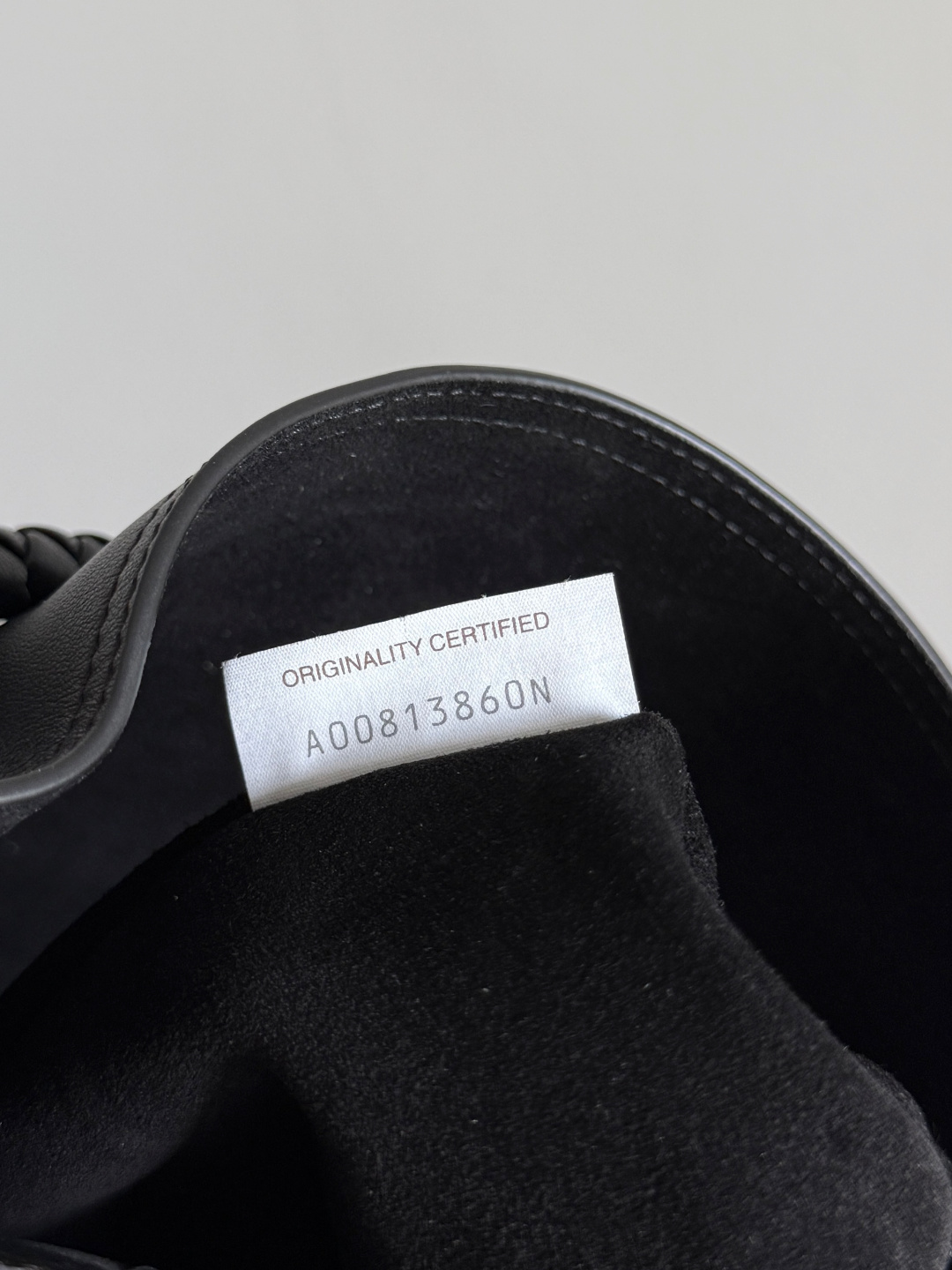 BOTTEGA VENETA2025 New Andiamo Bucket BagThis bag is made of silky calf leather 🐂， Intreccciato woven inner pockets, unique and eye-catching! The simple and smooth bucket bag shape is classic and versatile, whether it is paired with simple basic styles or fashionable personalized outfits, it can be used for both 💯 Adapt and easily enhance the overall fashion sense of the design~Golden knot 🪢 Adorned with woven highlights, the fragrance of osmanthus in the wind announces the message of autumn ✉️ Baozi, when buying a bag, you must identify three things: 🎨 Beauty is justice 🧵 Superb craftsmanship 👜 Maximizing practicalityStyle number: 844169Size: 24 * 34 * 12cm photo 1