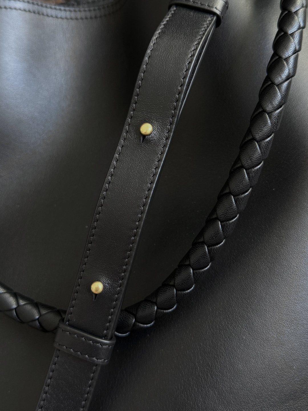 BOTTEGA VENETA2025 New Andiamo Bucket BagThis bag is made of silky calf leather 🐂， Intreccciato woven inner pockets, unique and eye-catching! The simple and smooth bucket bag shape is classic and versatile, whether it is paired with simple basic styles or fashionable personalized outfits, it can be used for both 💯 Adapt and easily enhance the overall fashion sense of the design~Golden knot 🪢 Adorned with woven highlights, the fragrance of osmanthus in the wind announces the message of autumn ✉️ Baozi, when buying a bag, you must identify three things: 🎨 Beauty is justice 🧵 Superb craftsmanship 👜 Maximizing practicalityStyle number: 844169Size: 24 * 34 * 12cm photo 2