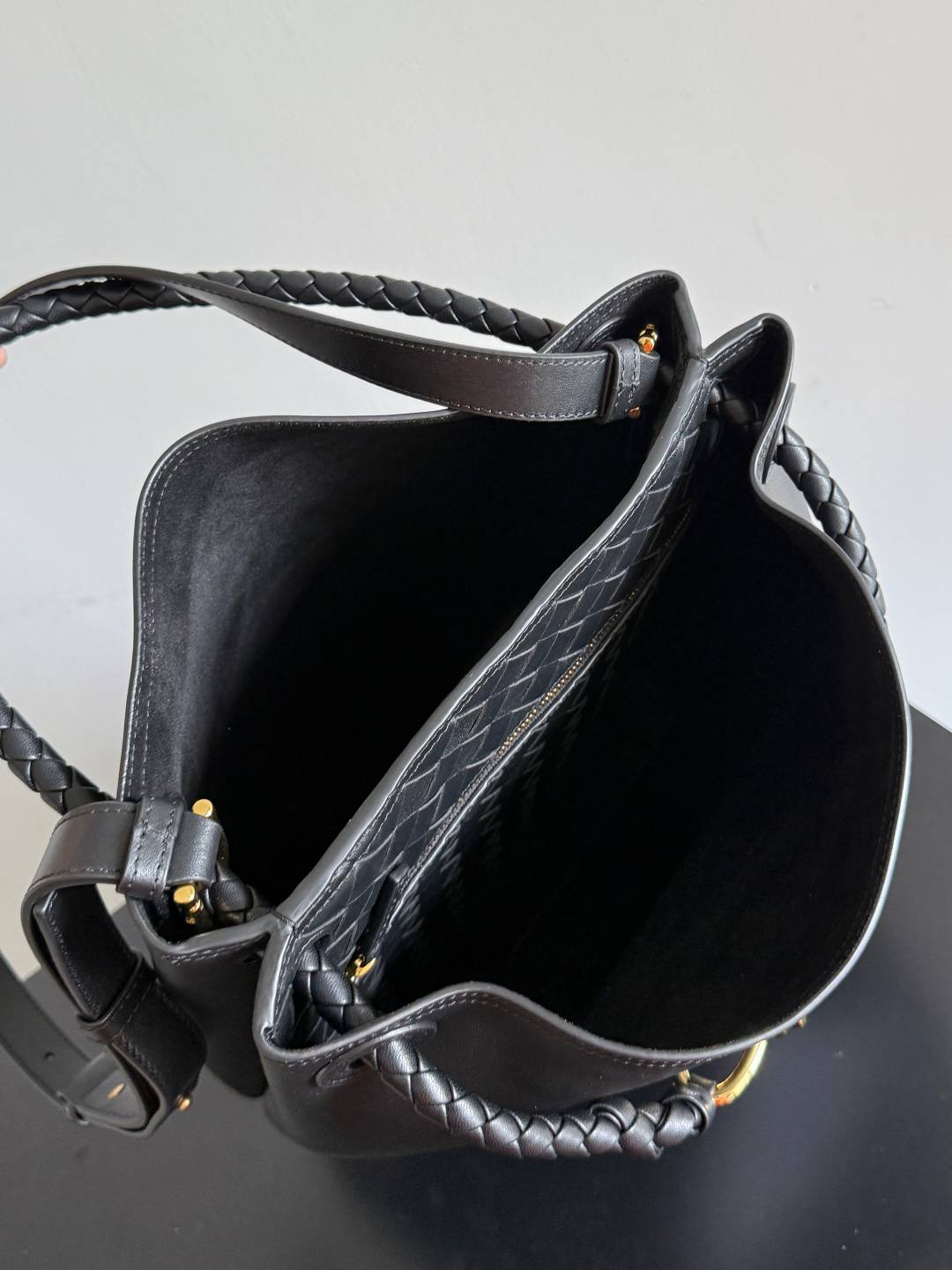 BOTTEGA VENETA2025 New Andiamo Bucket BagThis bag is made of silky calf leather 🐂， Intreccciato woven inner pockets, unique and eye-catching! The simple and smooth bucket bag shape is classic and versatile, whether it is paired with simple basic styles or fashionable personalized outfits, it can be used for both 💯 Adapt and easily enhance the overall fashion sense of the design~Golden knot 🪢 Adorned with woven highlights, the fragrance of osmanthus in the wind announces the message of autumn ✉️ Baozi, when buying a bag, you must identify three things: 🎨 Beauty is justice 🧵 Superb craftsmanship 👜 Maximizing practicalityStyle number: 844169Size: 24 * 34 * 12cm photo 4