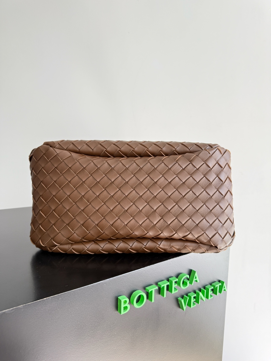 新品来袭！BOTTEGA VENETA葆蝶家2025新品Campana肩背包上市啦~首先夸夸这款包包的自重，作为一款不算很小的包包，它非常的轻便日常，对于我这种出门需要携带很多随身物品的人来说这个优点真是太棒了，很大程度减轻了出行的负担🛍️在造型上有点像是parachute和jodie的结合体，钝钝的三角造型可爱憨厚，背出门逛街就是心情好的加速器，提手和包身都是经典编织，在原本的敞口设计上加了系带，如果没有系起来，包包拎起来就会有小菜篮的造型哦
款号：844249
尺寸：33*20*16.5cm