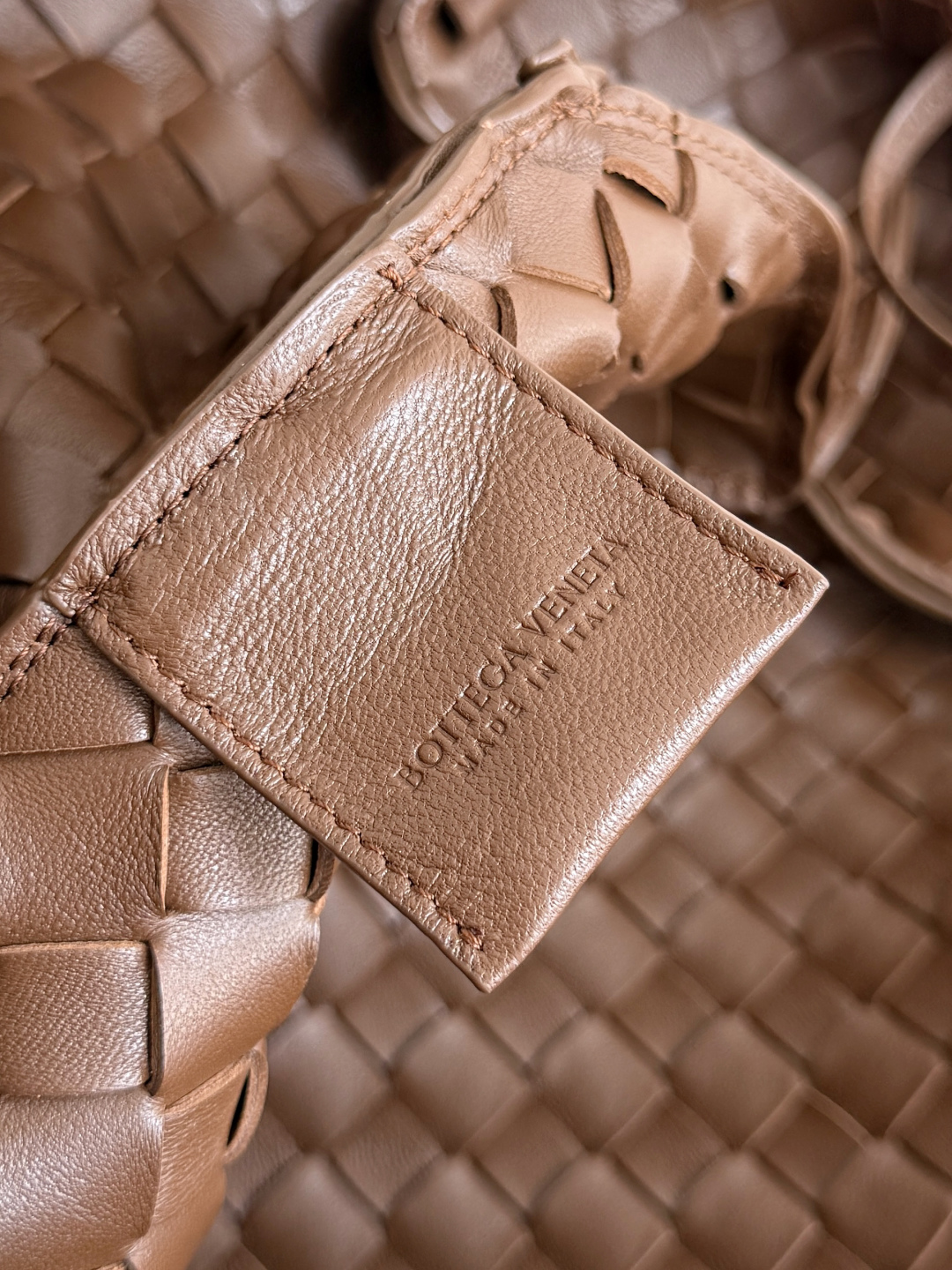 新品来袭！BOTTEGA VENETA葆蝶家2025新品Campana肩背包上市啦~首先夸夸这款包包的自重，作为一款不算很小的包包，它非常的轻便日常，对于我这种出门需要携带很多随身物品的人来说这个优点真是太棒了，很大程度减轻了出行的负担🛍️在造型上有点像是parachute和jodie的结合体，钝钝的三角造型可爱憨厚，背出门逛街就是心情好的加速器，提手和包身都是经典编织，在原本的敞口设计上加了系带，如果没有系起来，包包拎起来就会有小菜篮的造型哦
款号：844249
尺寸：33*20*16.5cm