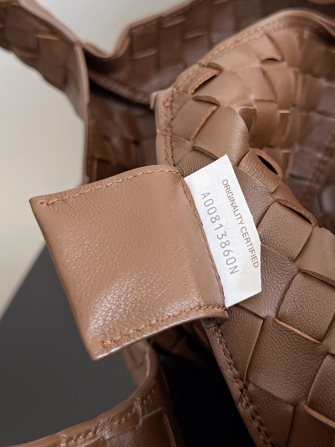 新品来袭！BOTTEGA VENETA葆蝶家2025新品Campana肩背包上市啦~首先夸夸这款包包的自重，作为一款不算很小的包包，它非常的轻便日常，对于我这种出门需要携带很多随身物品的人来说这个优点真是太棒了，很大程度减轻了出行的负担🛍️在造型上有点像是parachute和jodie的结合体，钝钝的三角造型可爱憨厚，背出门逛街就是心情好的加速器，提手和包身都是经典编织，在原本的敞口设计上加了系带，如果没有系起来，包包拎起来就会有小菜篮的造型哦
款号：844249
尺寸：33*20*16.5cm