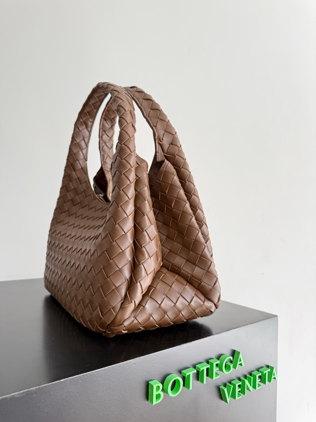 新品来袭！BOTTEGA VENETA葆蝶家2025新品Campana肩背包上市啦~首先夸夸这款包包的自重，作为一款不算很小的包包，它非常的轻便日常，对于我这种出门需要携带很多随身物品的人来说这个优点真是太棒了，很大程度减轻了出行的负担🛍️在造型上有点像是parachute和jodie的结合体，钝钝的三角造型可爱憨厚，背出门逛街就是心情好的加速器，提手和包身都是经典编织，在原本的敞口设计上加了系带，如果没有系起来，包包拎起来就会有小菜篮的造型哦
款号：844249
尺寸：33*20*16.5cm