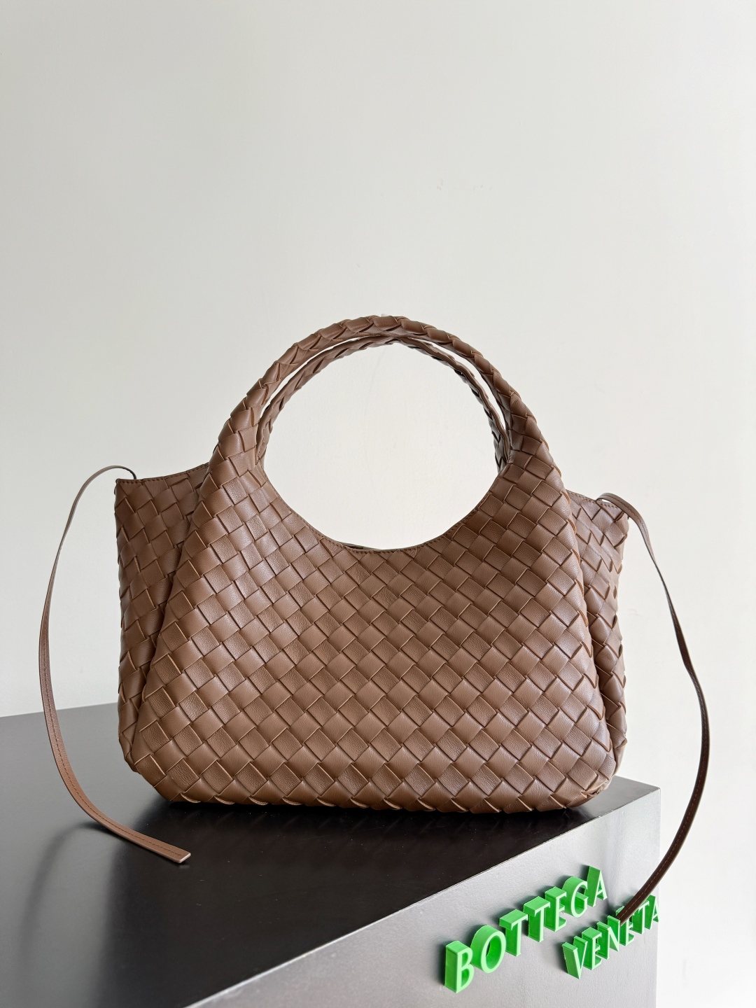 新品来袭！BOTTEGA VENETA葆蝶家2025新品Campana肩背包上市啦~首先夸夸这款包包的自重，作为一款不算很小的包包，它非常的轻便日常，对于我这种出门需要携带很多随身物品的人来说这个优点真是太棒了，很大程度减轻了出行的负担🛍️在造型上有点像是parachute和jodie的结合体，钝钝的三角造型可爱憨厚，背出门逛街就是心情好的加速器，提手和包身都是经典编织，在原本的敞口设计上加了系带，如果没有系起来，包包拎起来就会有小菜篮的造型哦
款号：844249
尺寸：33*20*16.5cm