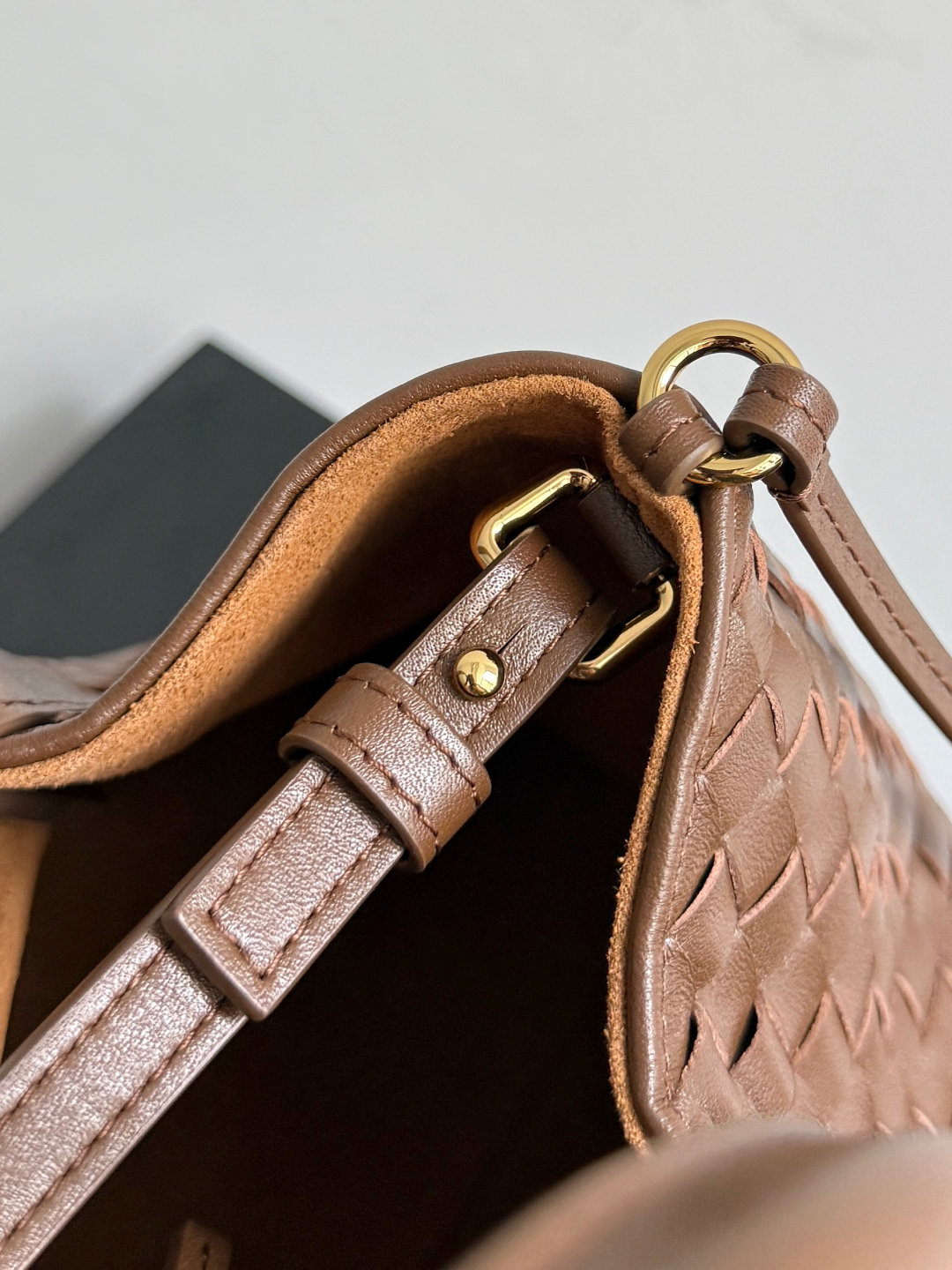 BOTTEGA VENETA 2025新品pinacoteca拥有超柔软的皮质，编织功能、实用性与松弛时髦感也没有落下❤️‍🔥安利给姐妹们出门必备的一款包型，包包的大小也是精准拿捏了都市丽人的通勤需求，手机、钥匙、口红、粉饼、防晒霜、购物袋……统统能装下！！！🔥容量不容小觑哦~不挑人，不挑衣服，不挑场合，大气的弧度轮廓，精致的编织纹理，细致的包边和圆润的提手，这款编织菜篮子包，真正做到“扮靓两不误，时髦不碍事”~有心动的集美吗?
款号：819004
尺寸：24*15*12cm