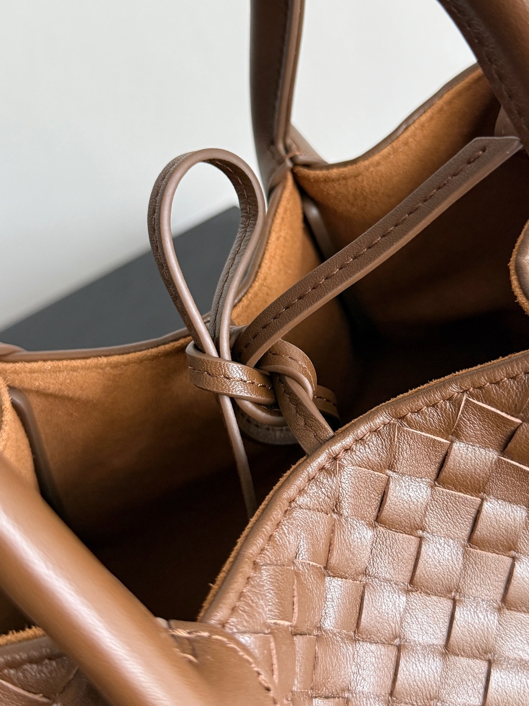 BOTTEGA VENETA 2025新品pinacoteca拥有超柔软的皮质，编织功能、实用性与松弛时髦感也没有落下❤️‍🔥安利给姐妹们出门必备的一款包型，包包的大小也是精准拿捏了都市丽人的通勤需求，手机、钥匙、口红、粉饼、防晒霜、购物袋……统统能装下！！！🔥容量不容小觑哦~不挑人，不挑衣服，不挑场合，大气的弧度轮廓，精致的编织纹理，细致的包边和圆润的提手，这款编织菜篮子包，真正做到“扮靓两不误，时髦不碍事”~有心动的集美吗?
款号：819004
尺寸：24*15*12cm