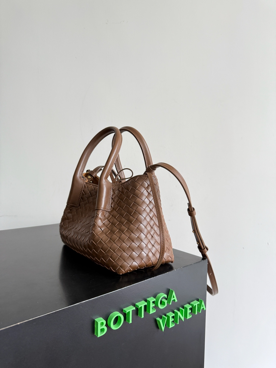 BOTTEGA VENETA 2025新品pinacoteca拥有超柔软的皮质，编织功能、实用性与松弛时髦感也没有落下❤️‍🔥安利给姐妹们出门必备的一款包型，包包的大小也是精准拿捏了都市丽人的通勤需求，手机、钥匙、口红、粉饼、防晒霜、购物袋……统统能装下！！！🔥容量不容小觑哦~不挑人，不挑衣服，不挑场合，大气的弧度轮廓，精致的编织纹理，细致的包边和圆润的提手，这款编织菜篮子包，真正做到“扮靓两不误，时髦不碍事”~有心动的集美吗?
款号：819004
尺寸：24*15*12cm