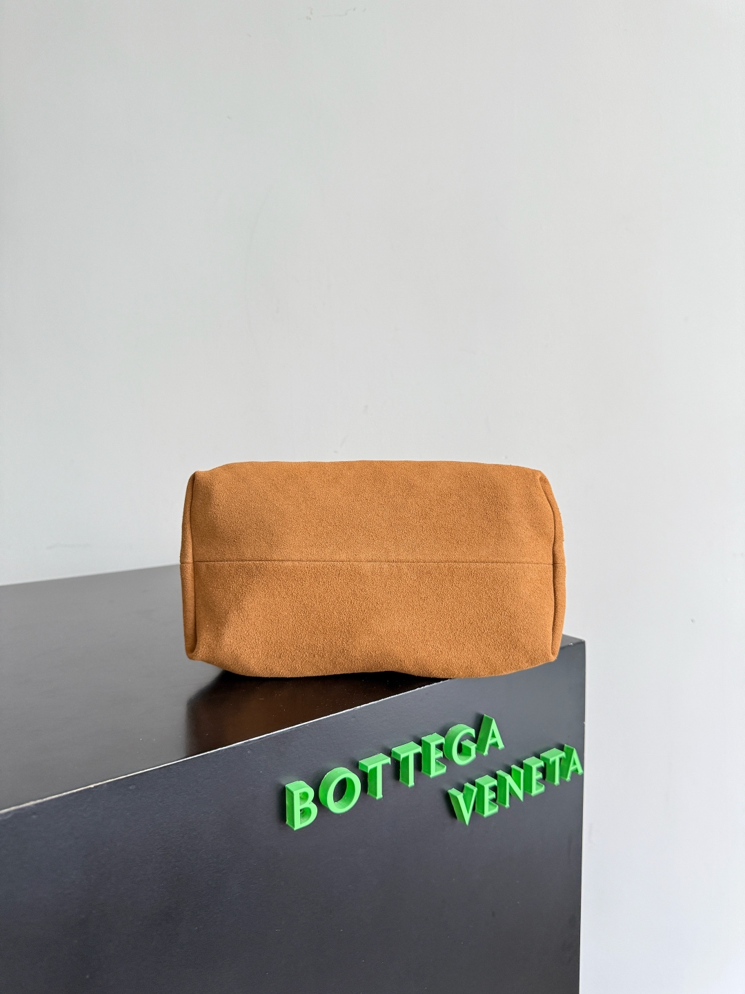 BOTTEGA VENETA 2025新品pinacoteca拥有超柔软的皮质，编织功能、实用性与松弛时髦感也没有落下❤️‍🔥安利给姐妹们出门必备的一款包型，包包的大小也是精准拿捏了都市丽人的通勤需求，手机、钥匙、口红、粉饼、防晒霜、购物袋……统统能装下！！！🔥容量不容小觑哦~不挑人，不挑衣服，不挑场合，大气的弧度轮廓，精致的编织纹理，细致的包边和圆润的提手，这款编织菜篮子包，真正做到“扮靓两不误，时髦不碍事”~有心动的集美吗?
款号：819004
尺寸：24*15*12cm