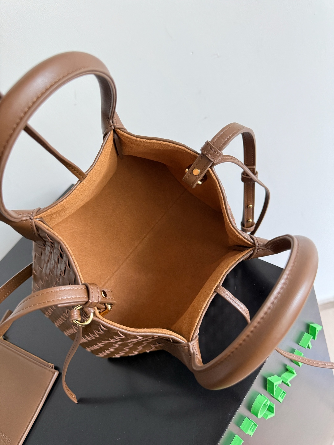 BOTTEGA VENETA 2025新品pinacoteca拥有超柔软的皮质，编织功能、实用性与松弛时髦感也没有落下❤️‍🔥安利给姐妹们出门必备的一款包型，包包的大小也是精准拿捏了都市丽人的通勤需求，手机、钥匙、口红、粉饼、防晒霜、购物袋……统统能装下！！！🔥容量不容小觑哦~不挑人，不挑衣服，不挑场合，大气的弧度轮廓，精致的编织纹理，细致的包边和圆润的提手，这款编织菜篮子包，真正做到“扮靓两不误，时髦不碍事”~有心动的集美吗?
款号：819004
尺寸：24*15*12cm