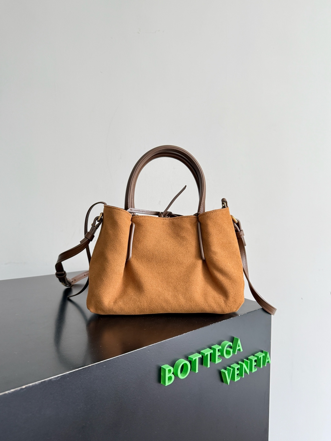 BOTTEGA VENETA 2025新品pinacoteca拥有超柔软的皮质，编织功能、实用性与松弛时髦感也没有落下❤️‍🔥安利给姐妹们出门必备的一款包型，包包的大小也是精准拿捏了都市丽人的通勤需求，手机、钥匙、口红、粉饼、防晒霜、购物袋……统统能装下！！！🔥容量不容小觑哦~不挑人，不挑衣服，不挑场合，大气的弧度轮廓，精致的编织纹理，细致的包边和圆润的提手，这款编织菜篮子包，真正做到“扮靓两不误，时髦不碍事”~有心动的集美吗?
款号：819004
尺寸：24*15*12cm