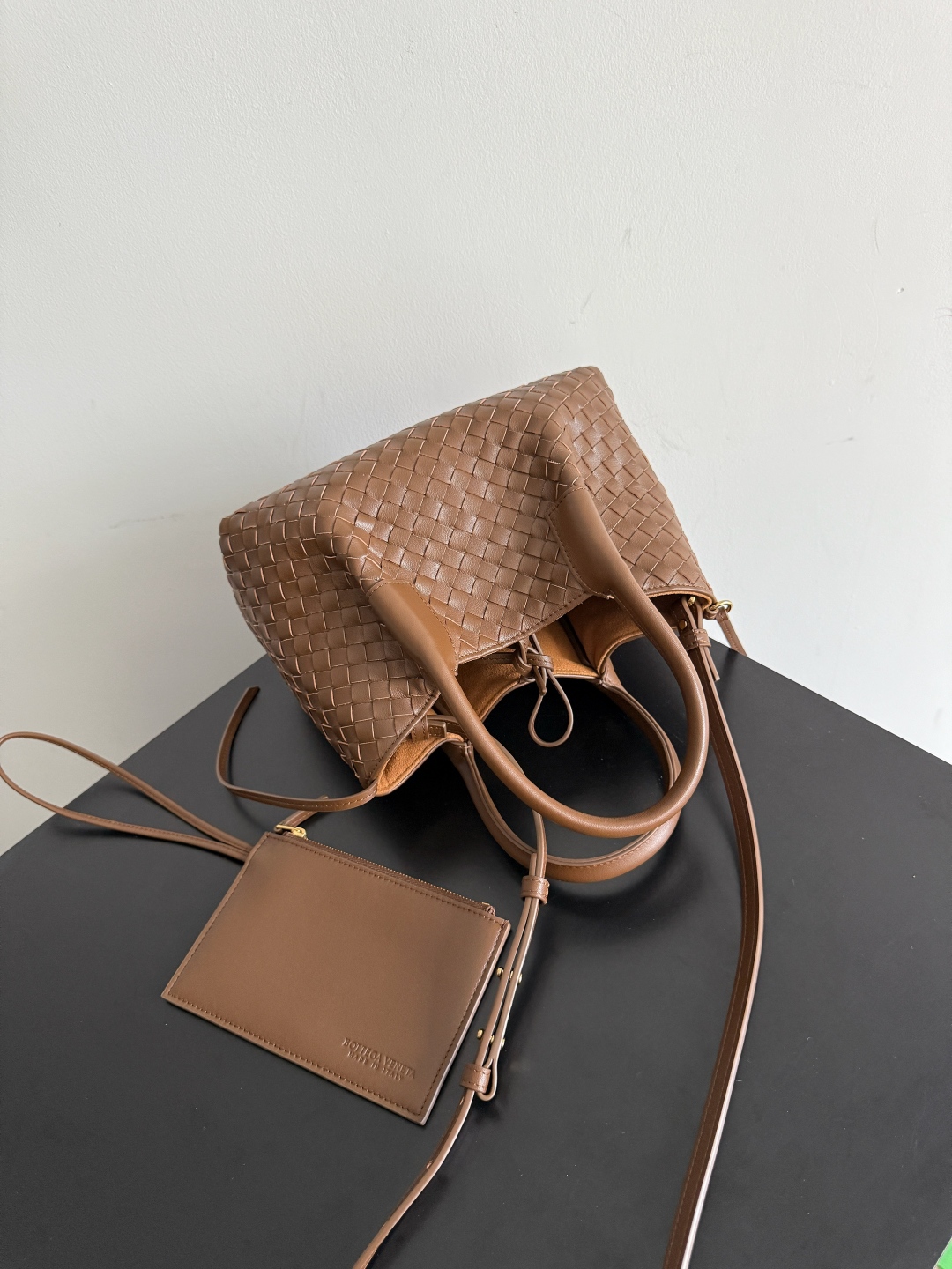 BOTTEGA VENETA 2025新品pinacoteca拥有超柔软的皮质，编织功能、实用性与松弛时髦感也没有落下❤️‍🔥安利给姐妹们出门必备的一款包型，包包的大小也是精准拿捏了都市丽人的通勤需求，手机、钥匙、口红、粉饼、防晒霜、购物袋……统统能装下！！！🔥容量不容小觑哦~不挑人，不挑衣服，不挑场合，大气的弧度轮廓，精致的编织纹理，细致的包边和圆润的提手，这款编织菜篮子包，真正做到“扮靓两不误，时髦不碍事”~有心动的集美吗?
款号：819004
尺寸：24*15*12cm