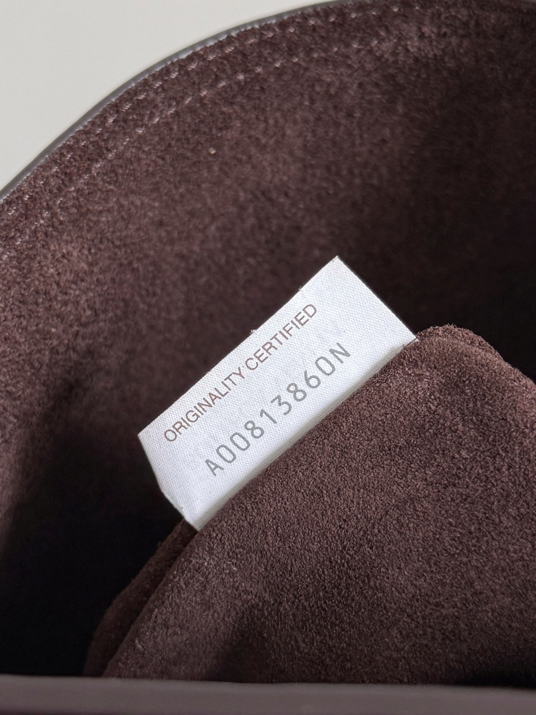 BOTTEGA VENETA2025新品Andiamo水桶包
这只包包是采用了丝滑的小牛皮革🐂，Intrecciato编织内部口袋，独特又吸睛！简约流畅的水桶包型，经典又百搭，不管是搭配简约的基础款，还是时髦的个性穿搭，它都能💯适配，轻松提升整体造型的时尚感~金色绳结🪢点缀编织亮点，风里桂花香，宣告着秋日讯息✉️宝子们买包一定要认准三条：🎨颜值即正义🧵工艺超绝👜实用度拉满
款号：844169
尺寸：24*34*12cm