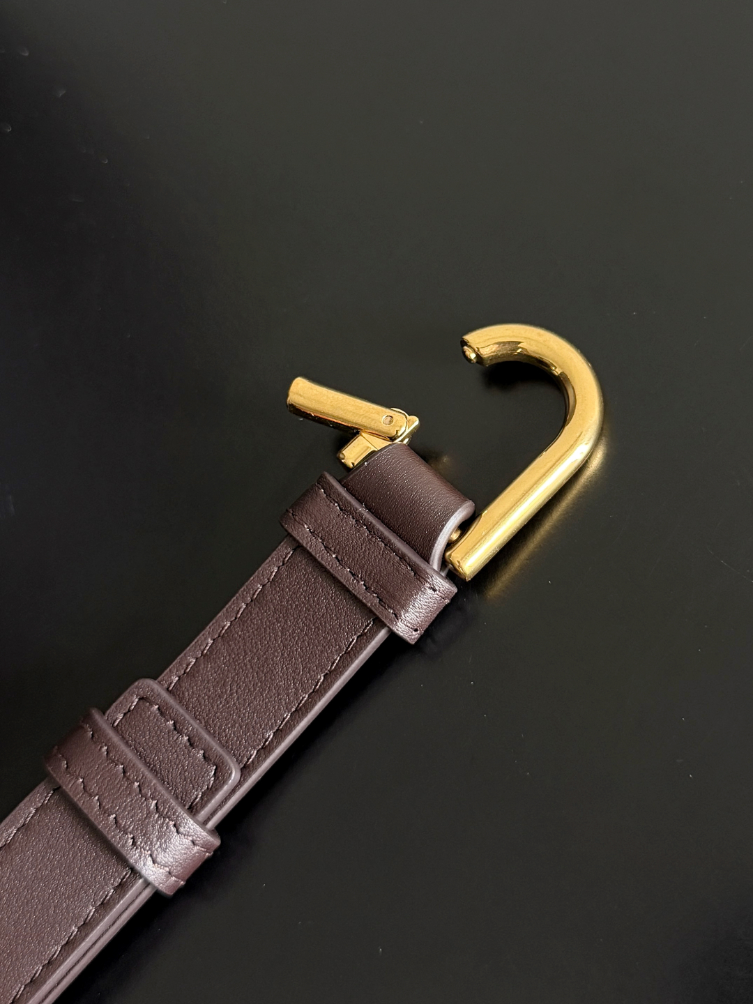 BOTTEGA VENETA2025新品Andiamo水桶包
这只包包是采用了丝滑的小牛皮革🐂，Intrecciato编织内部口袋，独特又吸睛！简约流畅的水桶包型，经典又百搭，不管是搭配简约的基础款，还是时髦的个性穿搭，它都能💯适配，轻松提升整体造型的时尚感~金色绳结🪢点缀编织亮点，风里桂花香，宣告着秋日讯息✉️宝子们买包一定要认准三条：🎨颜值即正义🧵工艺超绝👜实用度拉满
款号：844169
尺寸：24*34*12cm