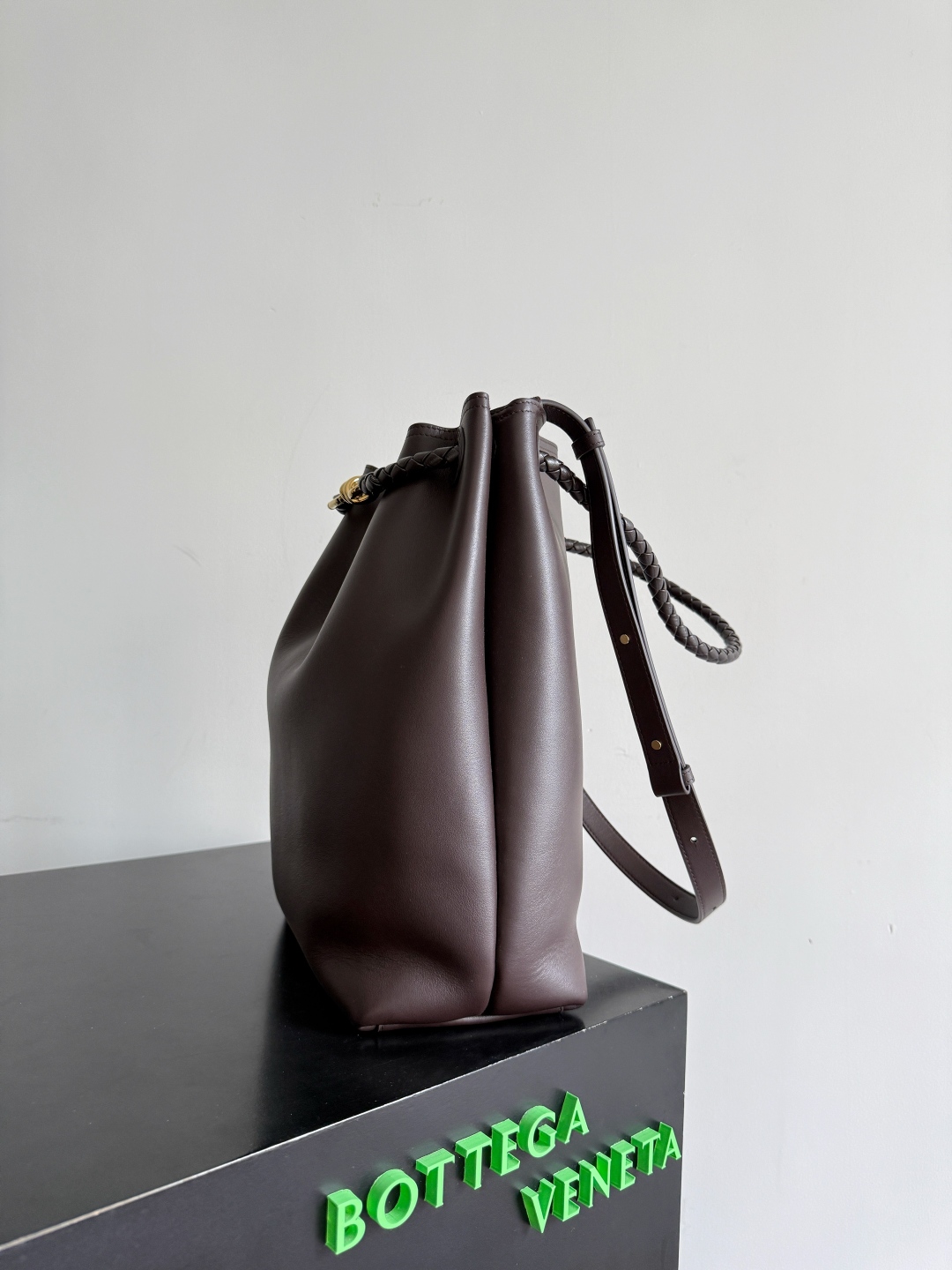 BOTTEGA VENETA2025新品Andiamo水桶包
这只包包是采用了丝滑的小牛皮革🐂，Intrecciato编织内部口袋，独特又吸睛！简约流畅的水桶包型，经典又百搭，不管是搭配简约的基础款，还是时髦的个性穿搭，它都能💯适配，轻松提升整体造型的时尚感~金色绳结🪢点缀编织亮点，风里桂花香，宣告着秋日讯息✉️宝子们买包一定要认准三条：🎨颜值即正义🧵工艺超绝👜实用度拉满
款号：844169
尺寸：24*34*12cm