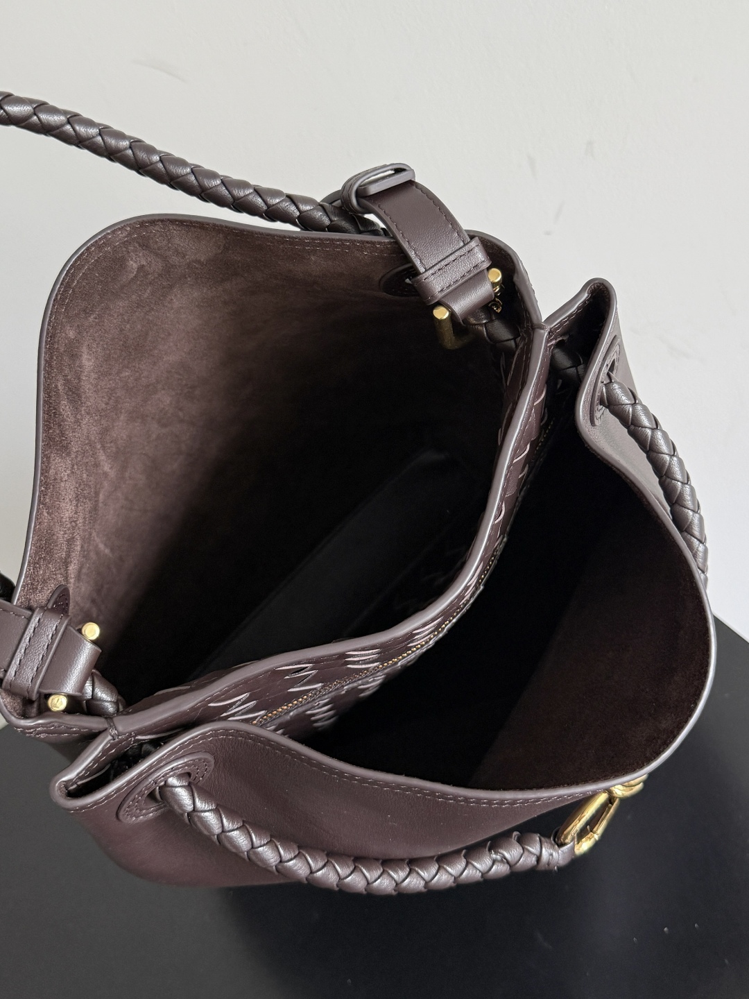 BOTTEGA VENETA2025新品Andiamo水桶包
这只包包是采用了丝滑的小牛皮革🐂，Intrecciato编织内部口袋，独特又吸睛！简约流畅的水桶包型，经典又百搭，不管是搭配简约的基础款，还是时髦的个性穿搭，它都能💯适配，轻松提升整体造型的时尚感~金色绳结🪢点缀编织亮点，风里桂花香，宣告着秋日讯息✉️宝子们买包一定要认准三条：🎨颜值即正义🧵工艺超绝👜实用度拉满
款号：844169
尺寸：24*34*12cm