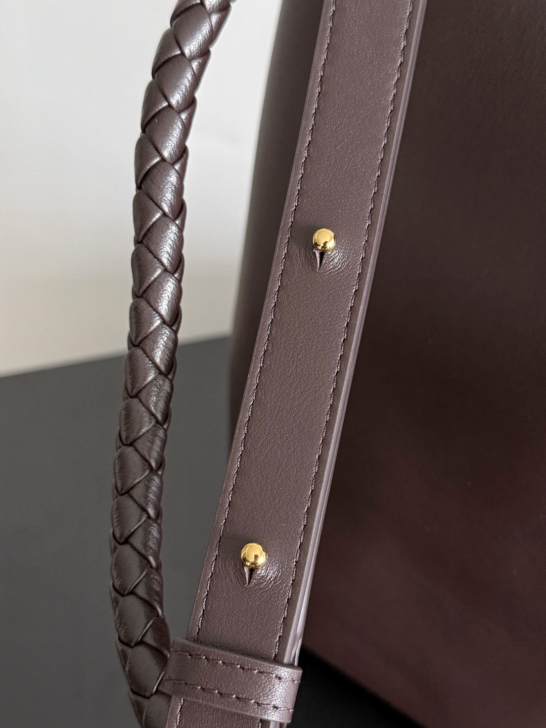 BOTTEGA VENETA2025新品Andiamo水桶包
这只包包是采用了丝滑的小牛皮革🐂，Intrecciato编织内部口袋，独特又吸睛！简约流畅的水桶包型，经典又百搭，不管是搭配简约的基础款，还是时髦的个性穿搭，它都能💯适配，轻松提升整体造型的时尚感~金色绳结🪢点缀编织亮点，风里桂花香，宣告着秋日讯息✉️宝子们买包一定要认准三条：🎨颜值即正义🧵工艺超绝👜实用度拉满
款号：844169
尺寸：24*34*12cm