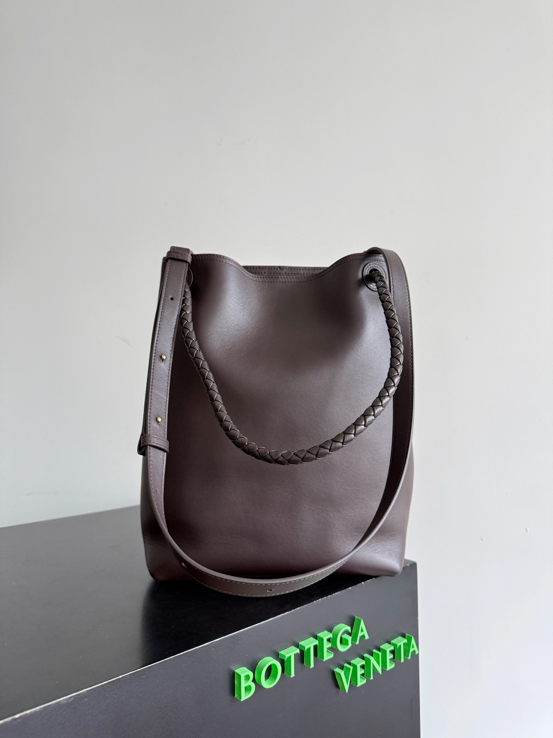 BOTTEGA VENETA2025新品Andiamo水桶包
这只包包是采用了丝滑的小牛皮革🐂，Intrecciato编织内部口袋，独特又吸睛！简约流畅的水桶包型，经典又百搭，不管是搭配简约的基础款，还是时髦的个性穿搭，它都能💯适配，轻松提升整体造型的时尚感~金色绳结🪢点缀编织亮点，风里桂花香，宣告着秋日讯息✉️宝子们买包一定要认准三条：🎨颜值即正义🧵工艺超绝👜实用度拉满
款号：844169
尺寸：24*34*12cm