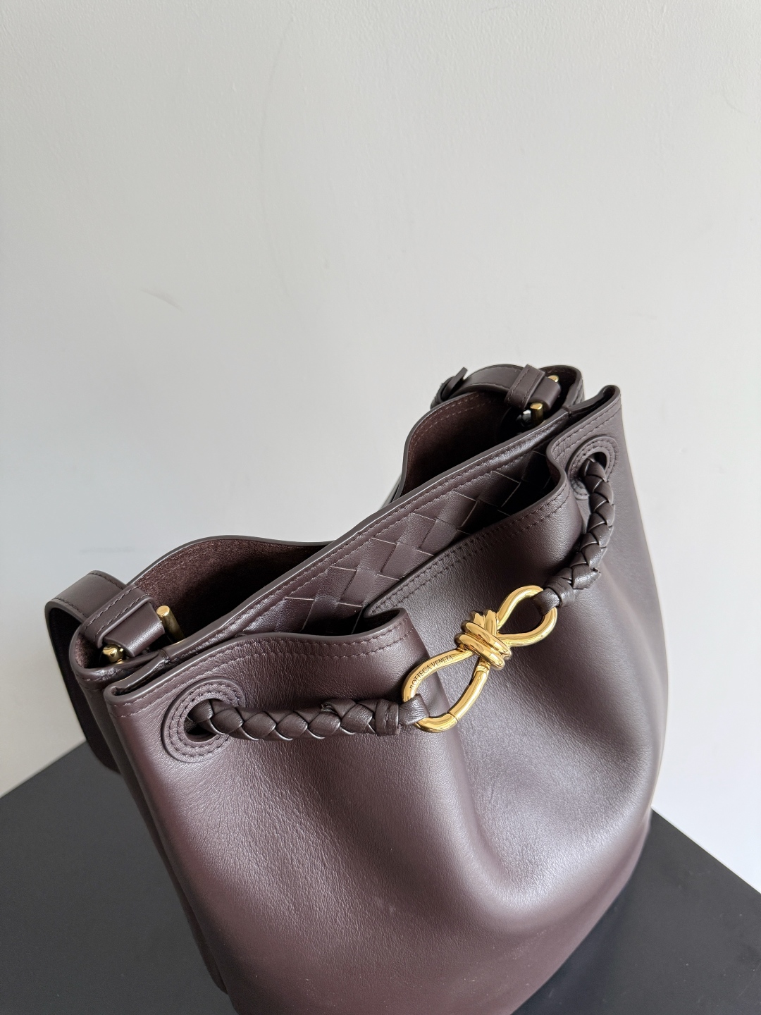 BOTTEGA VENETA2025新品Andiamo水桶包
这只包包是采用了丝滑的小牛皮革🐂，Intrecciato编织内部口袋，独特又吸睛！简约流畅的水桶包型，经典又百搭，不管是搭配简约的基础款，还是时髦的个性穿搭，它都能💯适配，轻松提升整体造型的时尚感~金色绳结🪢点缀编织亮点，风里桂花香，宣告着秋日讯息✉️宝子们买包一定要认准三条：🎨颜值即正义🧵工艺超绝👜实用度拉满
款号：844169
尺寸：24*34*12cm
