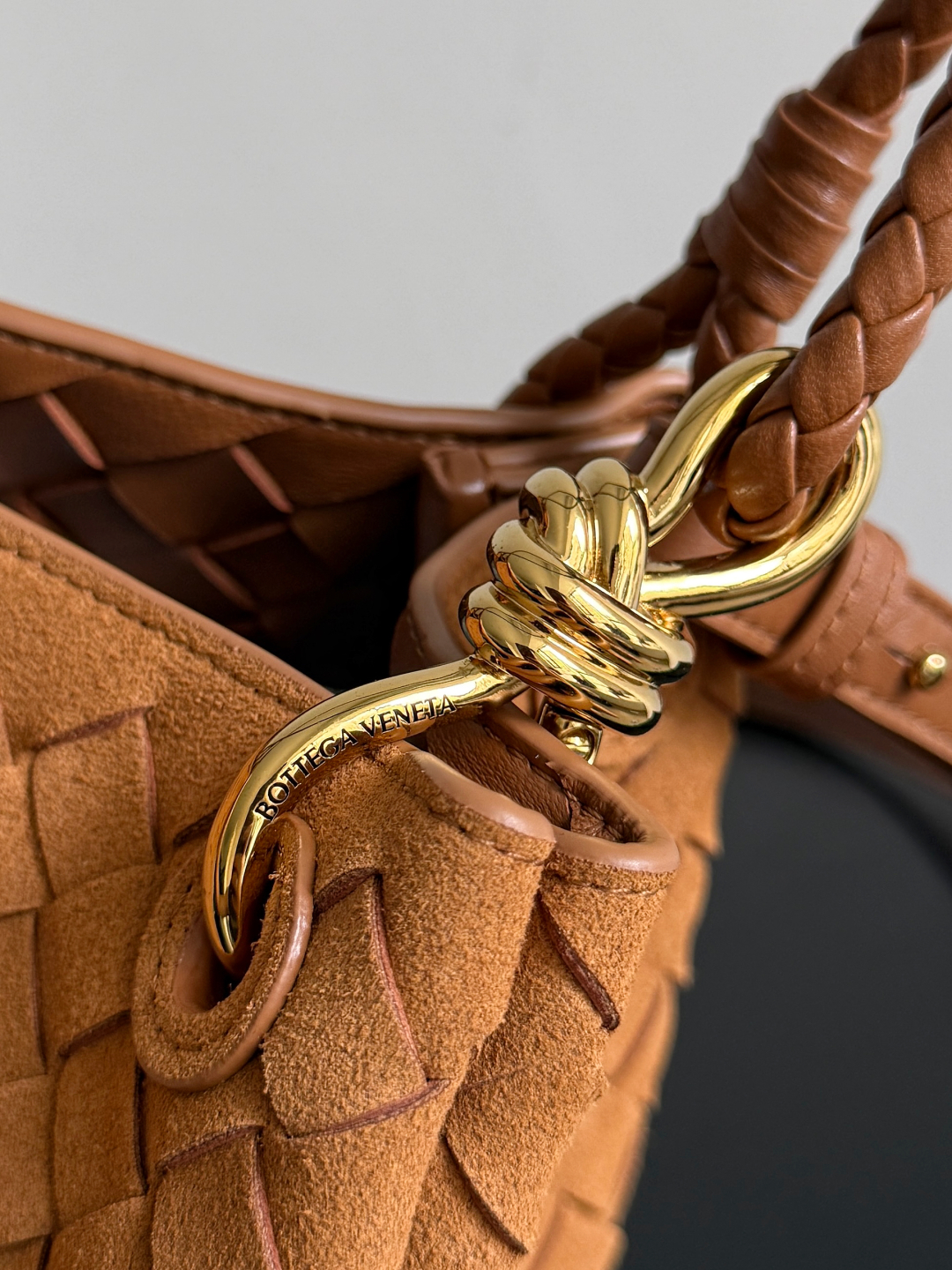 BOTTEGA VENETA2025秋季新品中号parachuta 期待已久的新款中号降落伞来啦，🧡包身选用的麂皮材质，触感柔软且自带复古高级感，搭配标志性的金属绳结，在材质碰撞中提升了奢华感。一整块皮革将四角折叠成降落伞形状！精致的Knot金属扣，犹如把珠宝放在包包上点缀，高级而又优雅，超强的容量能放下您所有东西！这个包包整体上身的效果跟之前是有很大差距的，既不会因为过于精致而不能提供大容量，也不会因为实用性太强包身过于庞大。简直是为随性简单的人提供了一个绝佳适配的包包👜
款号：835921
尺寸：29.5*18.5*17.5cm