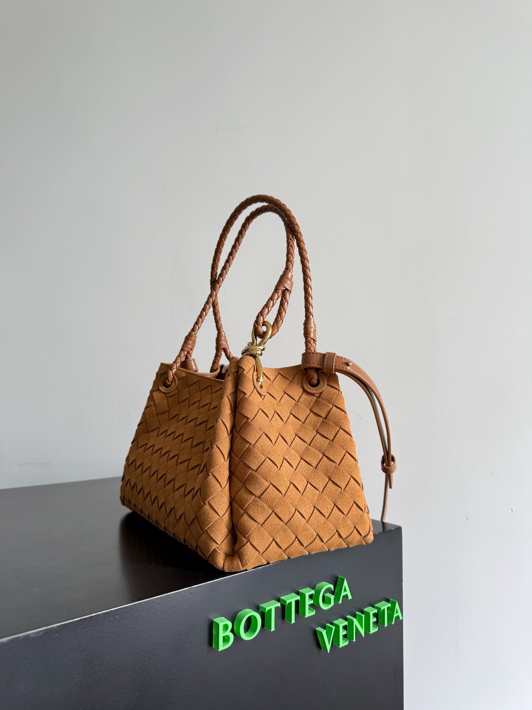BOTTEGA VENETA2025秋季新品中号parachuta 期待已久的新款中号降落伞来啦，🧡包身选用的麂皮材质，触感柔软且自带复古高级感，搭配标志性的金属绳结，在材质碰撞中提升了奢华感。一整块皮革将四角折叠成降落伞形状！精致的Knot金属扣，犹如把珠宝放在包包上点缀，高级而又优雅，超强的容量能放下您所有东西！这个包包整体上身的效果跟之前是有很大差距的，既不会因为过于精致而不能提供大容量，也不会因为实用性太强包身过于庞大。简直是为随性简单的人提供了一个绝佳适配的包包👜
款号：835921
尺寸：29.5*18.5*17.5cm