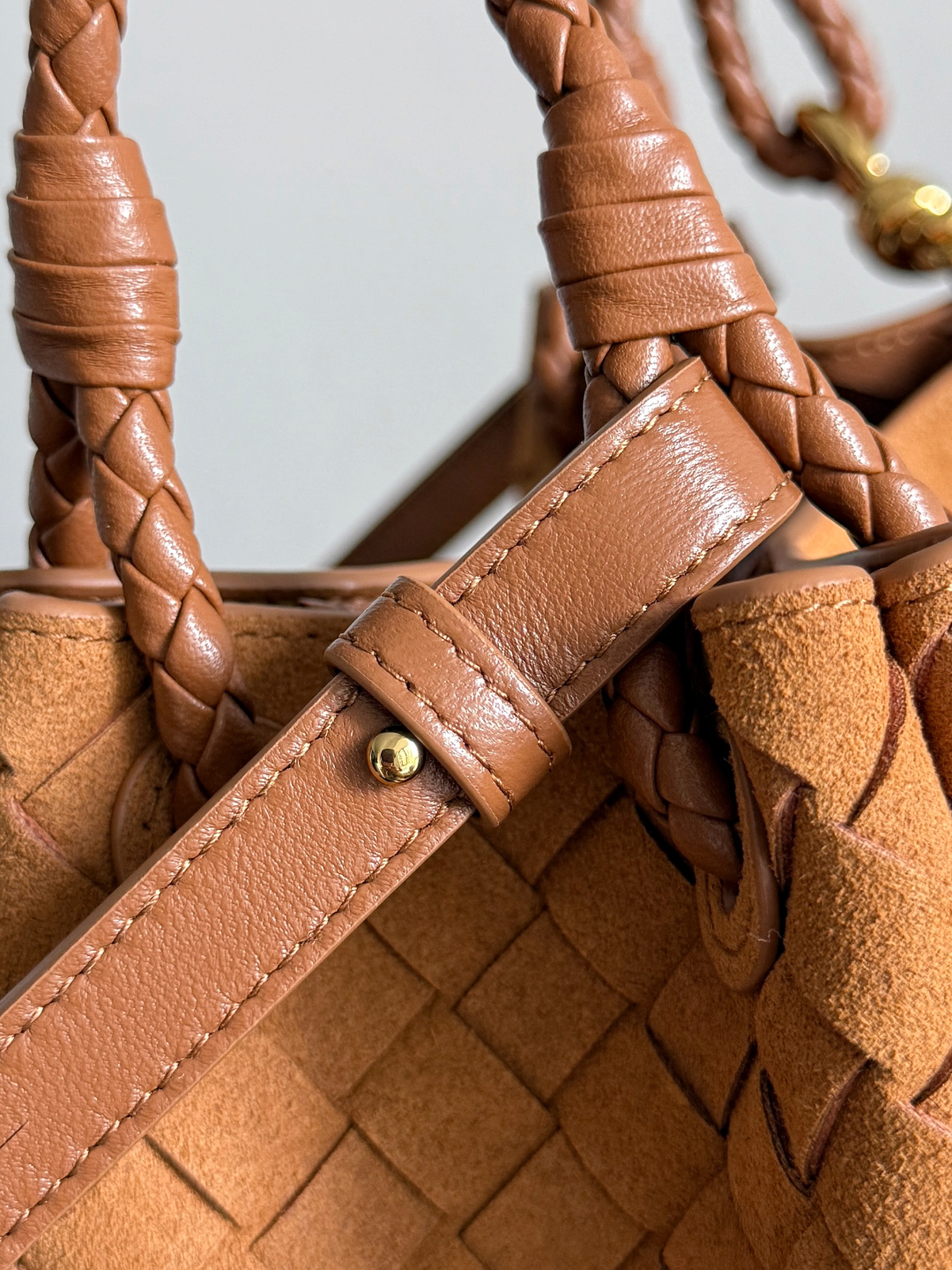 BOTTEGA VENETA2025秋季新品中号parachuta 期待已久的新款中号降落伞来啦，🧡包身选用的麂皮材质，触感柔软且自带复古高级感，搭配标志性的金属绳结，在材质碰撞中提升了奢华感。一整块皮革将四角折叠成降落伞形状！精致的Knot金属扣，犹如把珠宝放在包包上点缀，高级而又优雅，超强的容量能放下您所有东西！这个包包整体上身的效果跟之前是有很大差距的，既不会因为过于精致而不能提供大容量，也不会因为实用性太强包身过于庞大。简直是为随性简单的人提供了一个绝佳适配的包包👜
款号：835921
尺寸：29.5*18.5*17.5cm