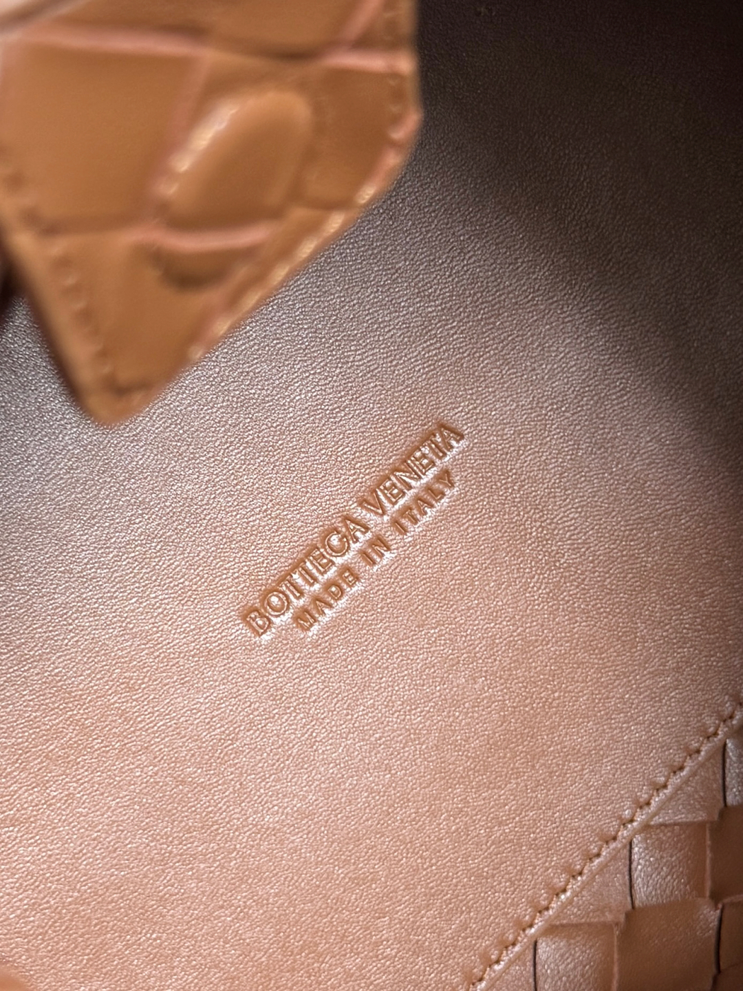 BOTTEGA VENETA2025秋季新品中号parachuta 期待已久的新款中号降落伞来啦，🧡包身选用的麂皮材质，触感柔软且自带复古高级感，搭配标志性的金属绳结，在材质碰撞中提升了奢华感。一整块皮革将四角折叠成降落伞形状！精致的Knot金属扣，犹如把珠宝放在包包上点缀，高级而又优雅，超强的容量能放下您所有东西！这个包包整体上身的效果跟之前是有很大差距的，既不会因为过于精致而不能提供大容量，也不会因为实用性太强包身过于庞大。简直是为随性简单的人提供了一个绝佳适配的包包👜
款号：835921
尺寸：29.5*18.5*17.5cm