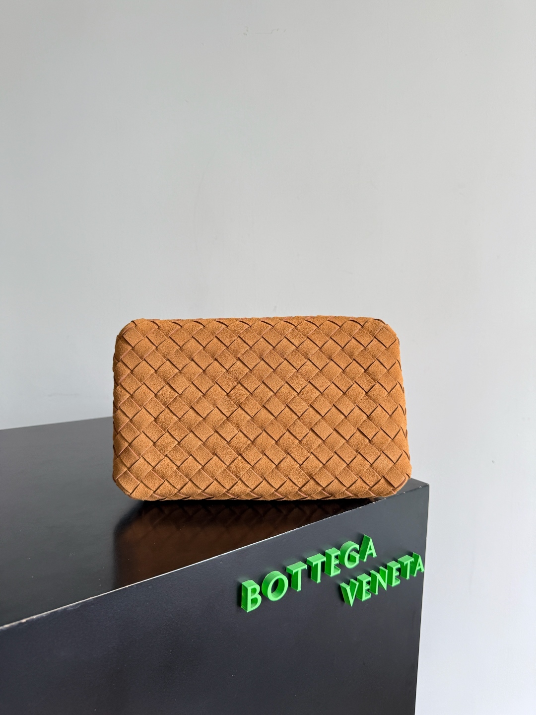 BOTTEGA VENETA2025秋季新品中号parachuta 期待已久的新款中号降落伞来啦，🧡包身选用的麂皮材质，触感柔软且自带复古高级感，搭配标志性的金属绳结，在材质碰撞中提升了奢华感。一整块皮革将四角折叠成降落伞形状！精致的Knot金属扣，犹如把珠宝放在包包上点缀，高级而又优雅，超强的容量能放下您所有东西！这个包包整体上身的效果跟之前是有很大差距的，既不会因为过于精致而不能提供大容量，也不会因为实用性太强包身过于庞大。简直是为随性简单的人提供了一个绝佳适配的包包👜
款号：835921
尺寸：29.5*18.5*17.5cm