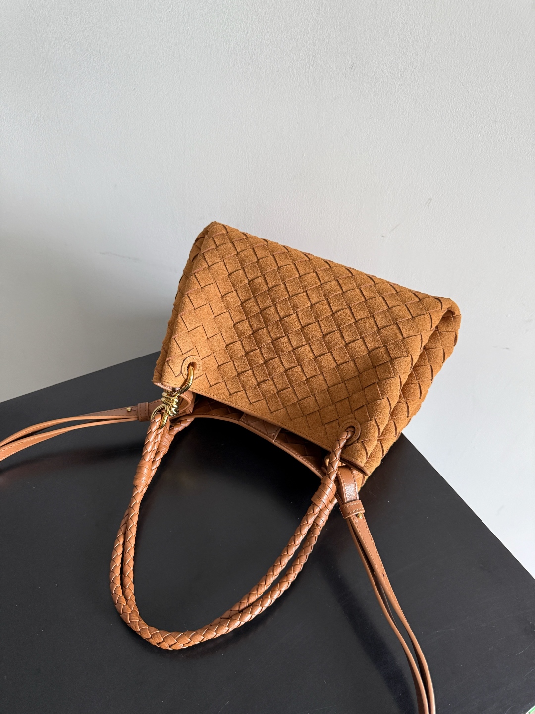 BOTTEGA VENETA2025秋季新品中号parachuta 期待已久的新款中号降落伞来啦，🧡包身选用的麂皮材质，触感柔软且自带复古高级感，搭配标志性的金属绳结，在材质碰撞中提升了奢华感。一整块皮革将四角折叠成降落伞形状！精致的Knot金属扣，犹如把珠宝放在包包上点缀，高级而又优雅，超强的容量能放下您所有东西！这个包包整体上身的效果跟之前是有很大差距的，既不会因为过于精致而不能提供大容量，也不会因为实用性太强包身过于庞大。简直是为随性简单的人提供了一个绝佳适配的包包👜
款号：835921
尺寸：29.5*18.5*17.5cm