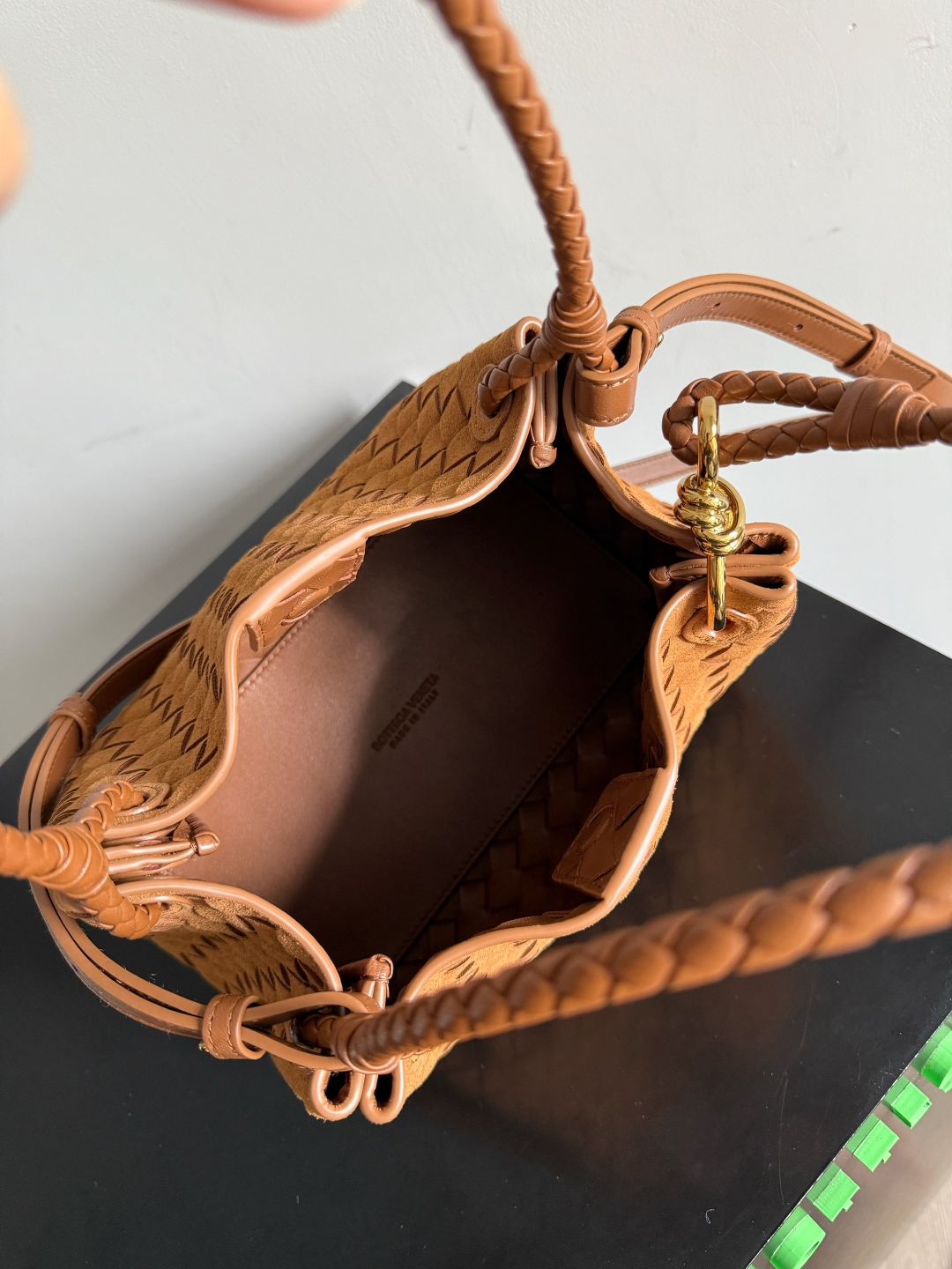 BOTTEGA VENETA2025秋季新品中号parachuta 期待已久的新款中号降落伞来啦，🧡包身选用的麂皮材质，触感柔软且自带复古高级感，搭配标志性的金属绳结，在材质碰撞中提升了奢华感。一整块皮革将四角折叠成降落伞形状！精致的Knot金属扣，犹如把珠宝放在包包上点缀，高级而又优雅，超强的容量能放下您所有东西！这个包包整体上身的效果跟之前是有很大差距的，既不会因为过于精致而不能提供大容量，也不会因为实用性太强包身过于庞大。简直是为随性简单的人提供了一个绝佳适配的包包👜
款号：835921
尺寸：29.5*18.5*17.5cm