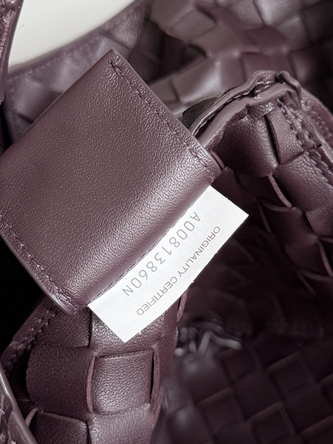 新品来袭！BOTTEGA VENETA葆蝶家2025新品Campana肩背包上市啦~首先夸夸这款包包的自重，作为一款不算很小的包包，它非常的轻便日常，对于我这种出门需要携带很多随身物品的人来说这个优点真是太棒了，很大程度减轻了出行的负担🛍️在造型上有点像是parachute和jodie的结合体，钝钝的三角造型可爱憨厚，背出门逛街就是心情好的加速器，提手和包身都是经典编织，在原本的敞口设计上加了系带，如果没有系起来，包包拎起来就会有小菜篮的造型哦
款号：844249
尺寸：33*20*16.5cm