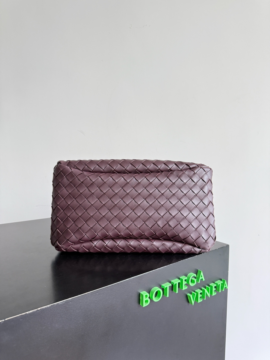 新品来袭！BOTTEGA VENETA葆蝶家2025新品Campana肩背包上市啦~首先夸夸这款包包的自重，作为一款不算很小的包包，它非常的轻便日常，对于我这种出门需要携带很多随身物品的人来说这个优点真是太棒了，很大程度减轻了出行的负担🛍️在造型上有点像是parachute和jodie的结合体，钝钝的三角造型可爱憨厚，背出门逛街就是心情好的加速器，提手和包身都是经典编织，在原本的敞口设计上加了系带，如果没有系起来，包包拎起来就会有小菜篮的造型哦
款号：844249
尺寸：33*20*16.5cm