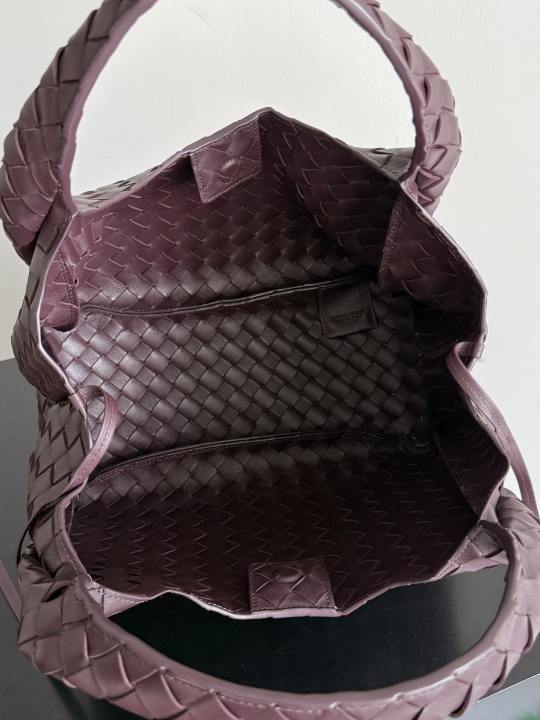 新品来袭！BOTTEGA VENETA葆蝶家2025新品Campana肩背包上市啦~首先夸夸这款包包的自重，作为一款不算很小的包包，它非常的轻便日常，对于我这种出门需要携带很多随身物品的人来说这个优点真是太棒了，很大程度减轻了出行的负担🛍️在造型上有点像是parachute和jodie的结合体，钝钝的三角造型可爱憨厚，背出门逛街就是心情好的加速器，提手和包身都是经典编织，在原本的敞口设计上加了系带，如果没有系起来，包包拎起来就会有小菜篮的造型哦
款号：844249
尺寸：33*20*16.5cm