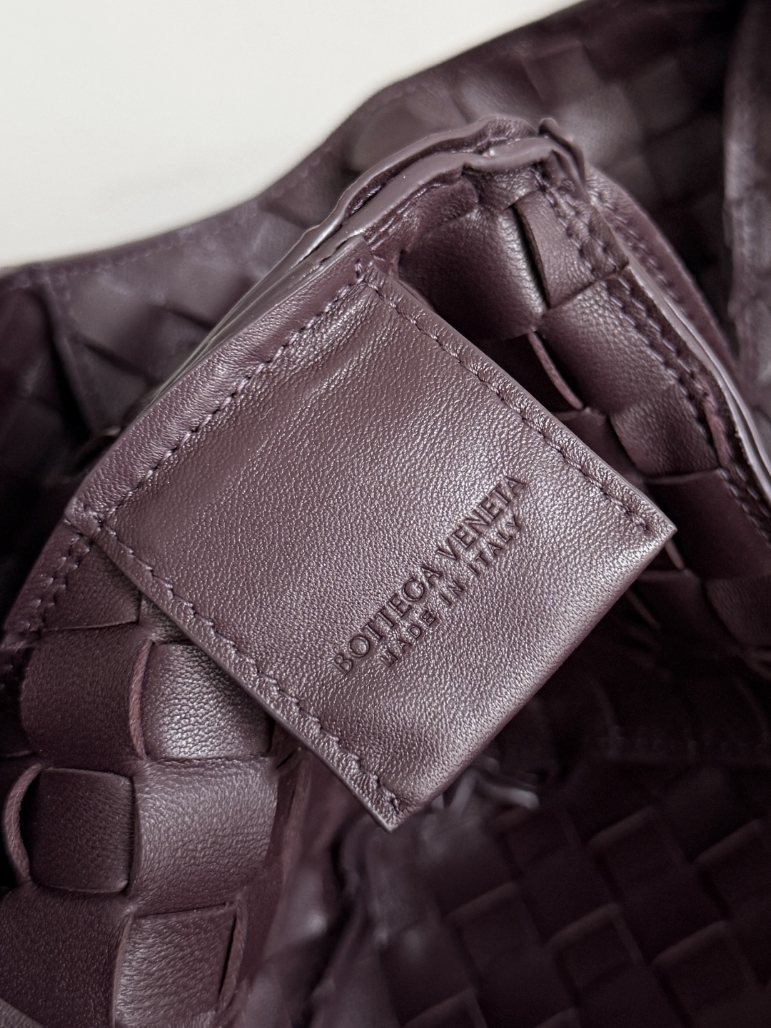 新品来袭！BOTTEGA VENETA葆蝶家2025新品Campana肩背包上市啦~首先夸夸这款包包的自重，作为一款不算很小的包包，它非常的轻便日常，对于我这种出门需要携带很多随身物品的人来说这个优点真是太棒了，很大程度减轻了出行的负担🛍️在造型上有点像是parachute和jodie的结合体，钝钝的三角造型可爱憨厚，背出门逛街就是心情好的加速器，提手和包身都是经典编织，在原本的敞口设计上加了系带，如果没有系起来，包包拎起来就会有小菜篮的造型哦
款号：844249
尺寸：33*20*16.5cm