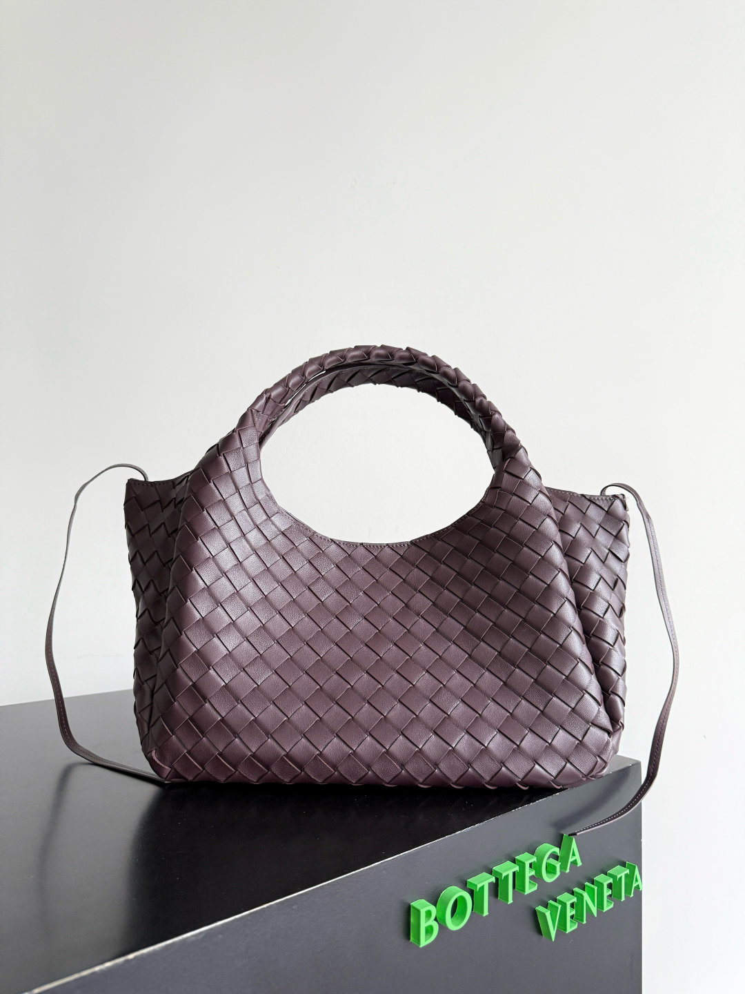 新品来袭！BOTTEGA VENETA葆蝶家2025新品Campana肩背包上市啦~首先夸夸这款包包的自重，作为一款不算很小的包包，它非常的轻便日常，对于我这种出门需要携带很多随身物品的人来说这个优点真是太棒了，很大程度减轻了出行的负担🛍️在造型上有点像是parachute和jodie的结合体，钝钝的三角造型可爱憨厚，背出门逛街就是心情好的加速器，提手和包身都是经典编织，在原本的敞口设计上加了系带，如果没有系起来，包包拎起来就会有小菜篮的造型哦
款号：844249
尺寸：33*20*16.5cm