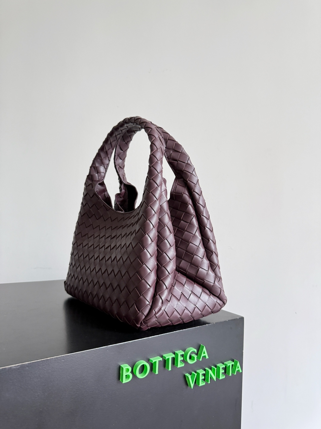 新品来袭！BOTTEGA VENETA葆蝶家2025新品Campana肩背包上市啦~首先夸夸这款包包的自重，作为一款不算很小的包包，它非常的轻便日常，对于我这种出门需要携带很多随身物品的人来说这个优点真是太棒了，很大程度减轻了出行的负担🛍️在造型上有点像是parachute和jodie的结合体，钝钝的三角造型可爱憨厚，背出门逛街就是心情好的加速器，提手和包身都是经典编织，在原本的敞口设计上加了系带，如果没有系起来，包包拎起来就会有小菜篮的造型哦
款号：844249
尺寸：33*20*16.5cm