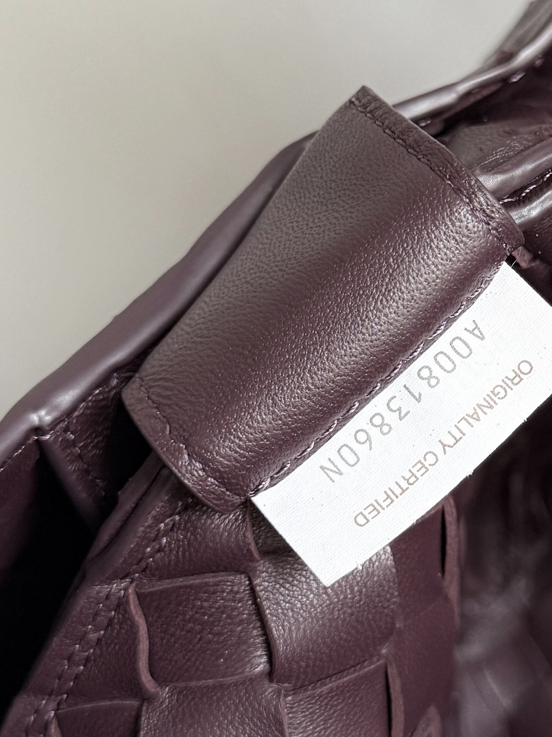 新品来袭！BOTTEGA VENETA葆蝶家2025新品Campana肩背包上市啦~首先夸夸这款包包的自重，作为一款不算很小的包包，它非常的轻便日常，对于我这种出门需要携带很多随身物品的人来说这个优点真是太棒了，很大程度减轻了出行的负担🛍️在造型上有点像是parachute和jodie的结合体，钝钝的三角造型可爱憨厚，背出门逛街就是心情好的加速器，提手和包身都是经典编织，在原本的敞口设计上加了系带，如果没有系起来，包包拎起来就会有小菜篮的造型哦
款号：844250
尺寸：39*24*18.5cm