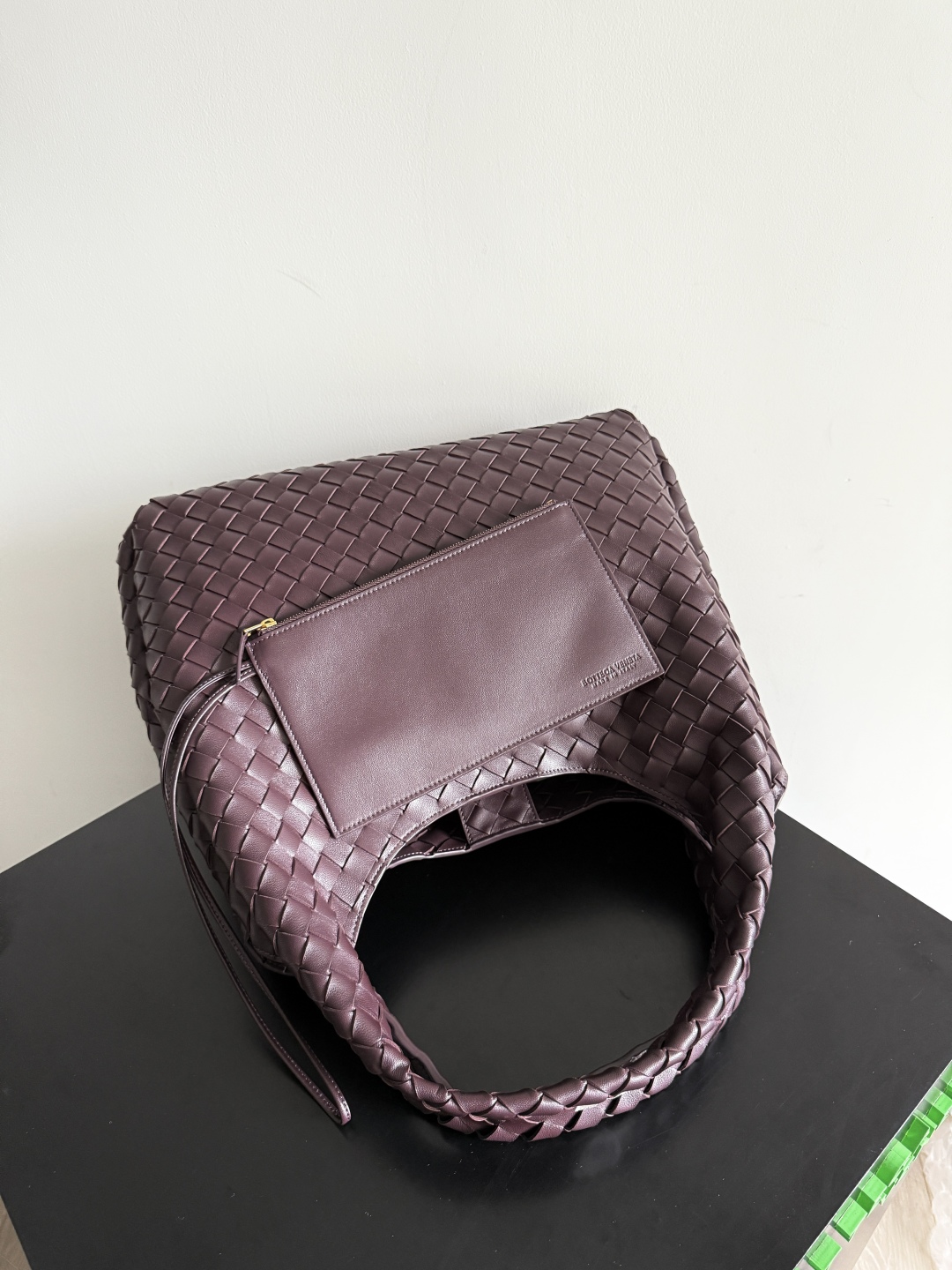 新品来袭！BOTTEGA VENETA葆蝶家2025新品Campana肩背包上市啦~首先夸夸这款包包的自重，作为一款不算很小的包包，它非常的轻便日常，对于我这种出门需要携带很多随身物品的人来说这个优点真是太棒了，很大程度减轻了出行的负担🛍️在造型上有点像是parachute和jodie的结合体，钝钝的三角造型可爱憨厚，背出门逛街就是心情好的加速器，提手和包身都是经典编织，在原本的敞口设计上加了系带，如果没有系起来，包包拎起来就会有小菜篮的造型哦
款号：844250
尺寸：39*24*18.5cm