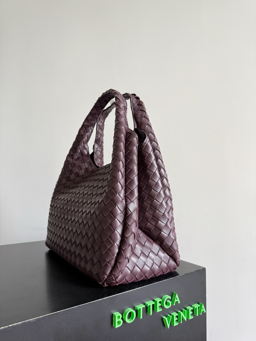 新品来袭！BOTTEGA VENETA葆蝶家2025新品Campana肩背包上市啦~首先夸夸这款包包的自重，作为一款不算很小的包包，它非常的轻便日常，对于我这种出门需要携带很多随身物品的人来说这个优点真是太棒了，很大程度减轻了出行的负担🛍️在造型上有点像是parachute和jodie的结合体，钝钝的三角造型可爱憨厚，背出门逛街就是心情好的加速器，提手和包身都是经典编织，在原本的敞口设计上加了系带，如果没有系起来，包包拎起来就会有小菜篮的造型哦
款号：844250
尺寸：39*24*18.5cm