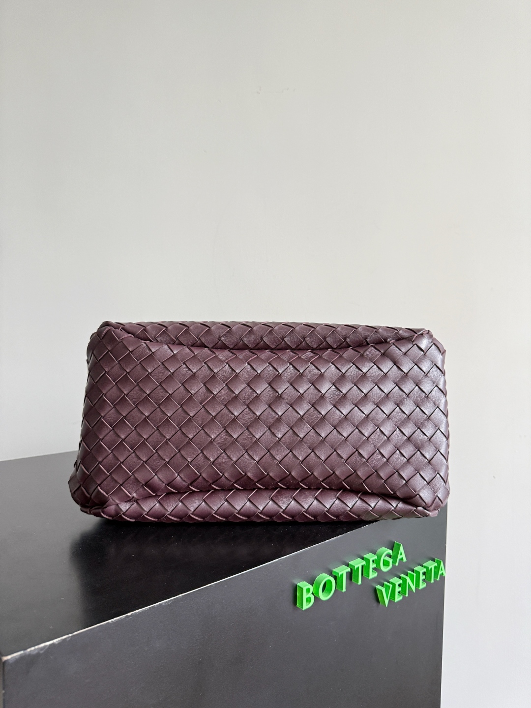 新品来袭！BOTTEGA VENETA葆蝶家2025新品Campana肩背包上市啦~首先夸夸这款包包的自重，作为一款不算很小的包包，它非常的轻便日常，对于我这种出门需要携带很多随身物品的人来说这个优点真是太棒了，很大程度减轻了出行的负担🛍️在造型上有点像是parachute和jodie的结合体，钝钝的三角造型可爱憨厚，背出门逛街就是心情好的加速器，提手和包身都是经典编织，在原本的敞口设计上加了系带，如果没有系起来，包包拎起来就会有小菜篮的造型哦
款号：844250
尺寸：39*24*18.5cm