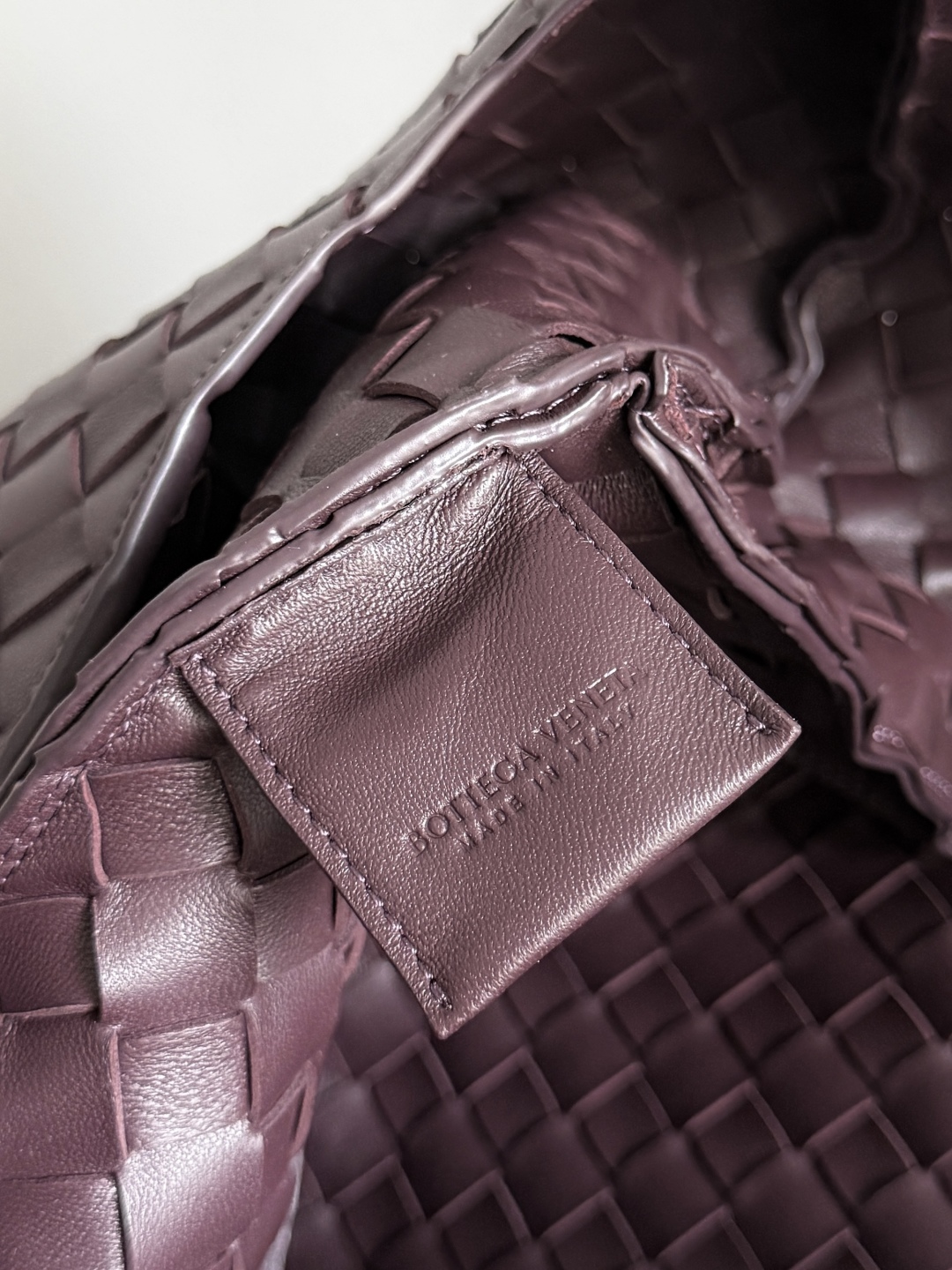 新品来袭！BOTTEGA VENETA葆蝶家2025新品Campana肩背包上市啦~首先夸夸这款包包的自重，作为一款不算很小的包包，它非常的轻便日常，对于我这种出门需要携带很多随身物品的人来说这个优点真是太棒了，很大程度减轻了出行的负担🛍️在造型上有点像是parachute和jodie的结合体，钝钝的三角造型可爱憨厚，背出门逛街就是心情好的加速器，提手和包身都是经典编织，在原本的敞口设计上加了系带，如果没有系起来，包包拎起来就会有小菜篮的造型哦
款号：844250
尺寸：39*24*18.5cm